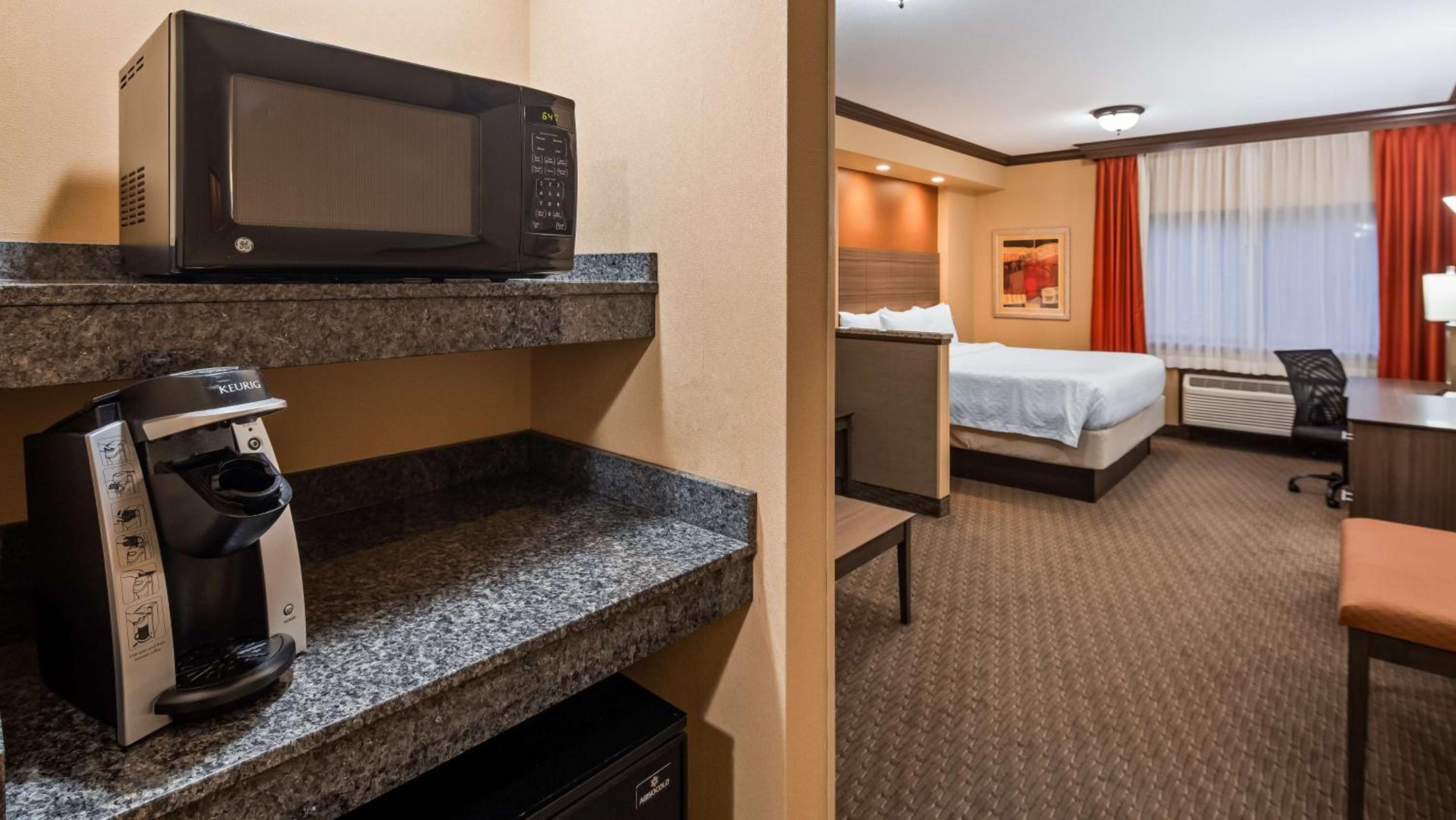 King Suite - Non-Smoking - Photo 2