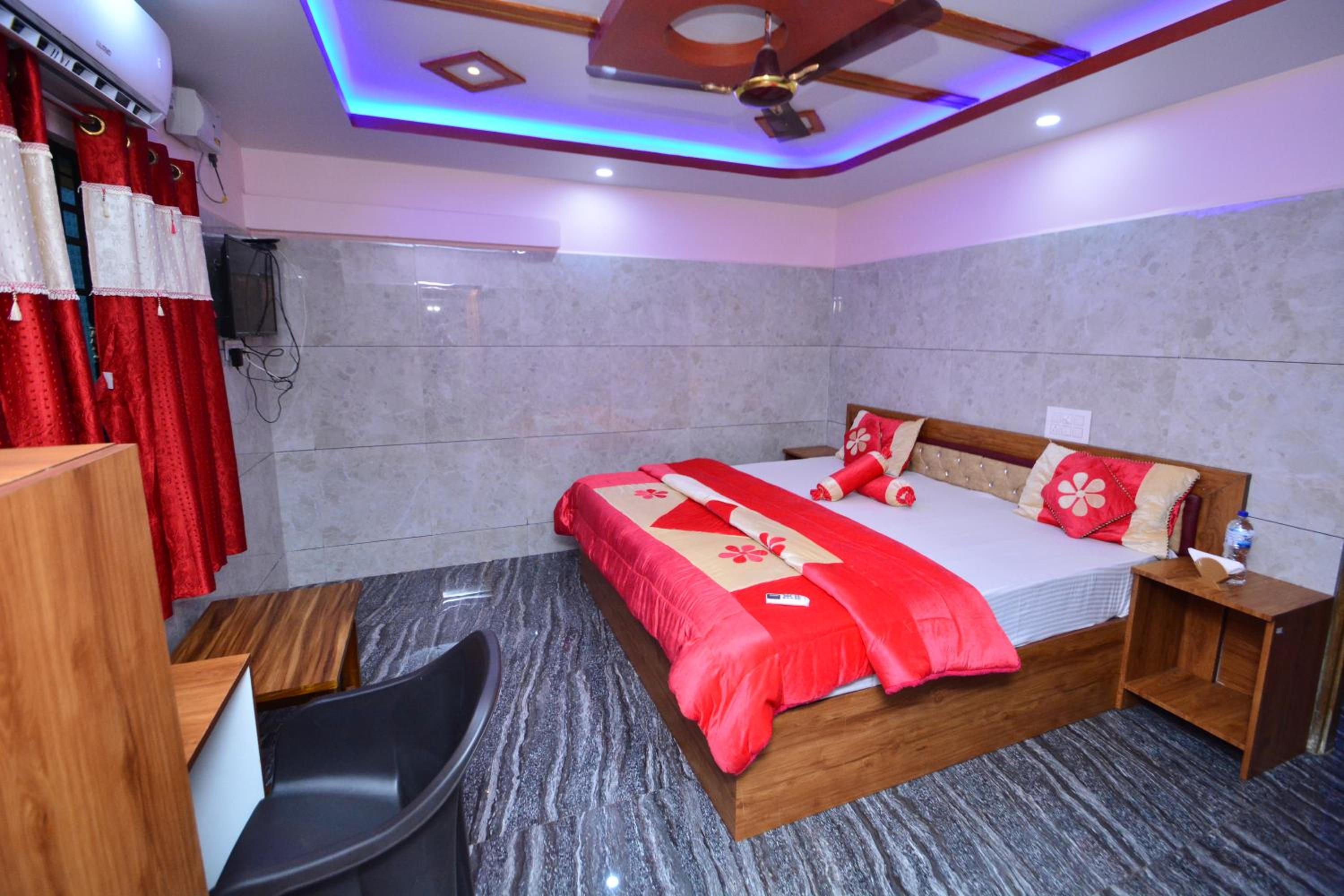 Deluxe King Room - Photo 8