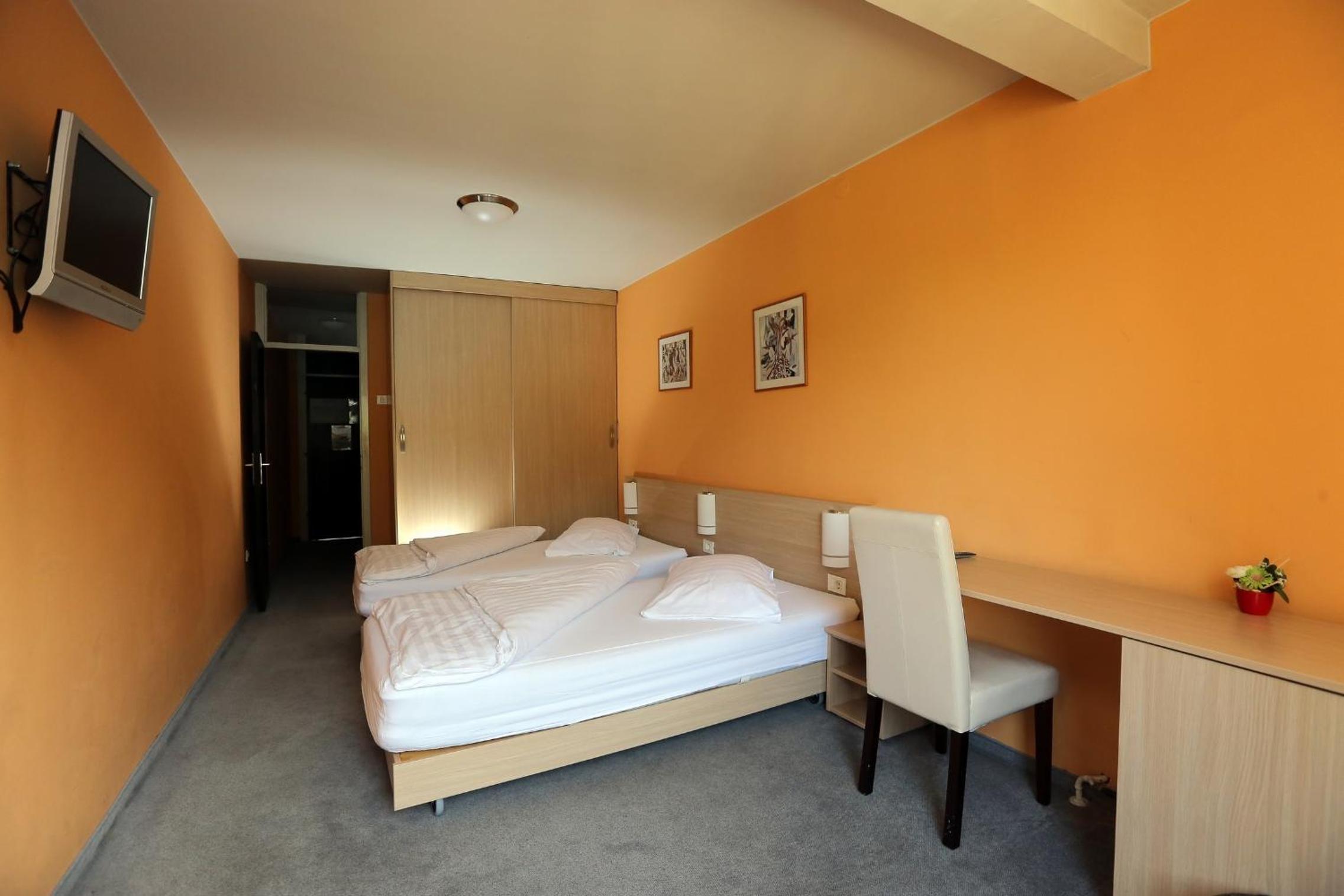 Double or Twin Room - Photo 14