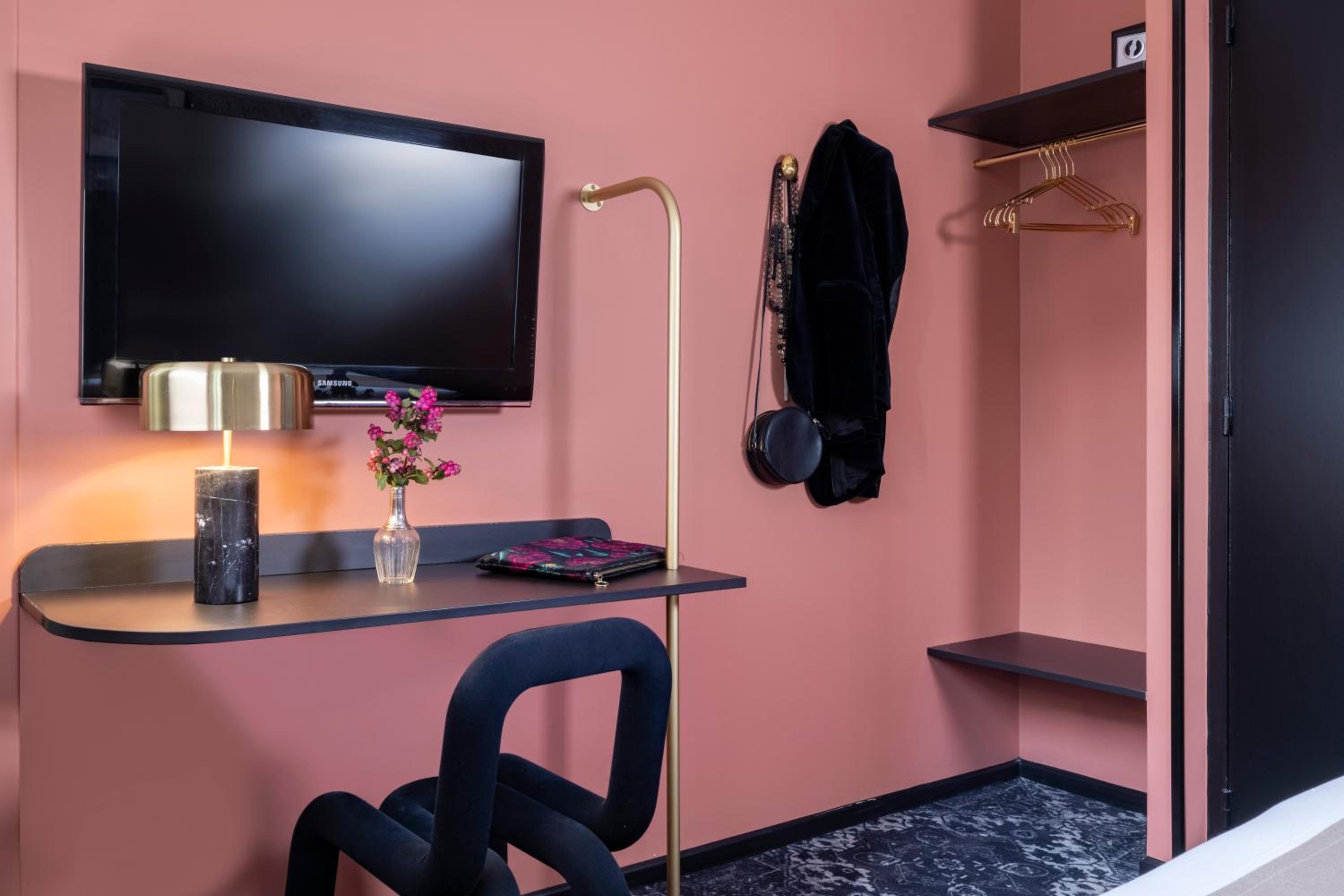 Superior Twin Room thumbnail 5