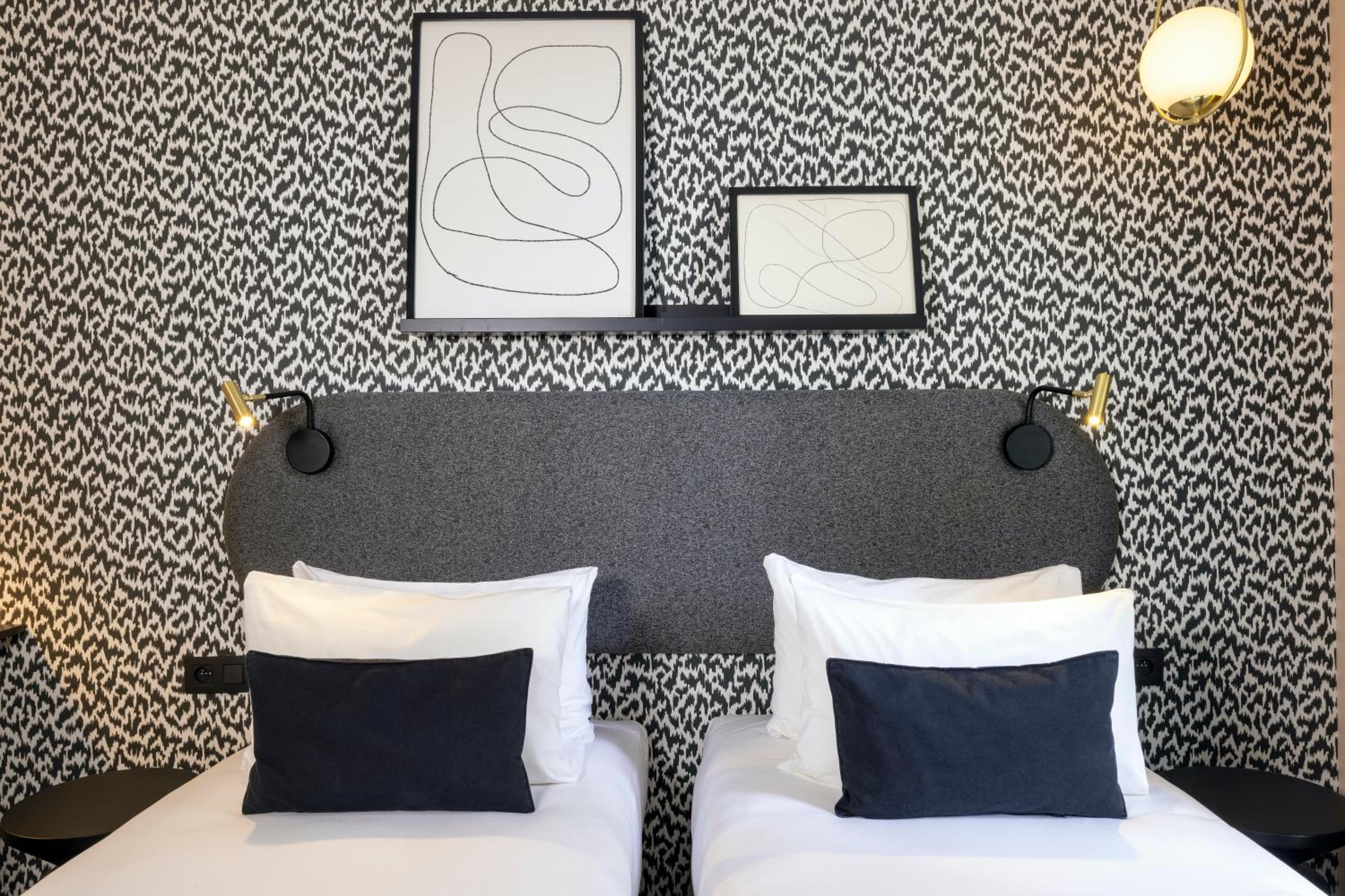 Superior Twin Room thumbnail 6