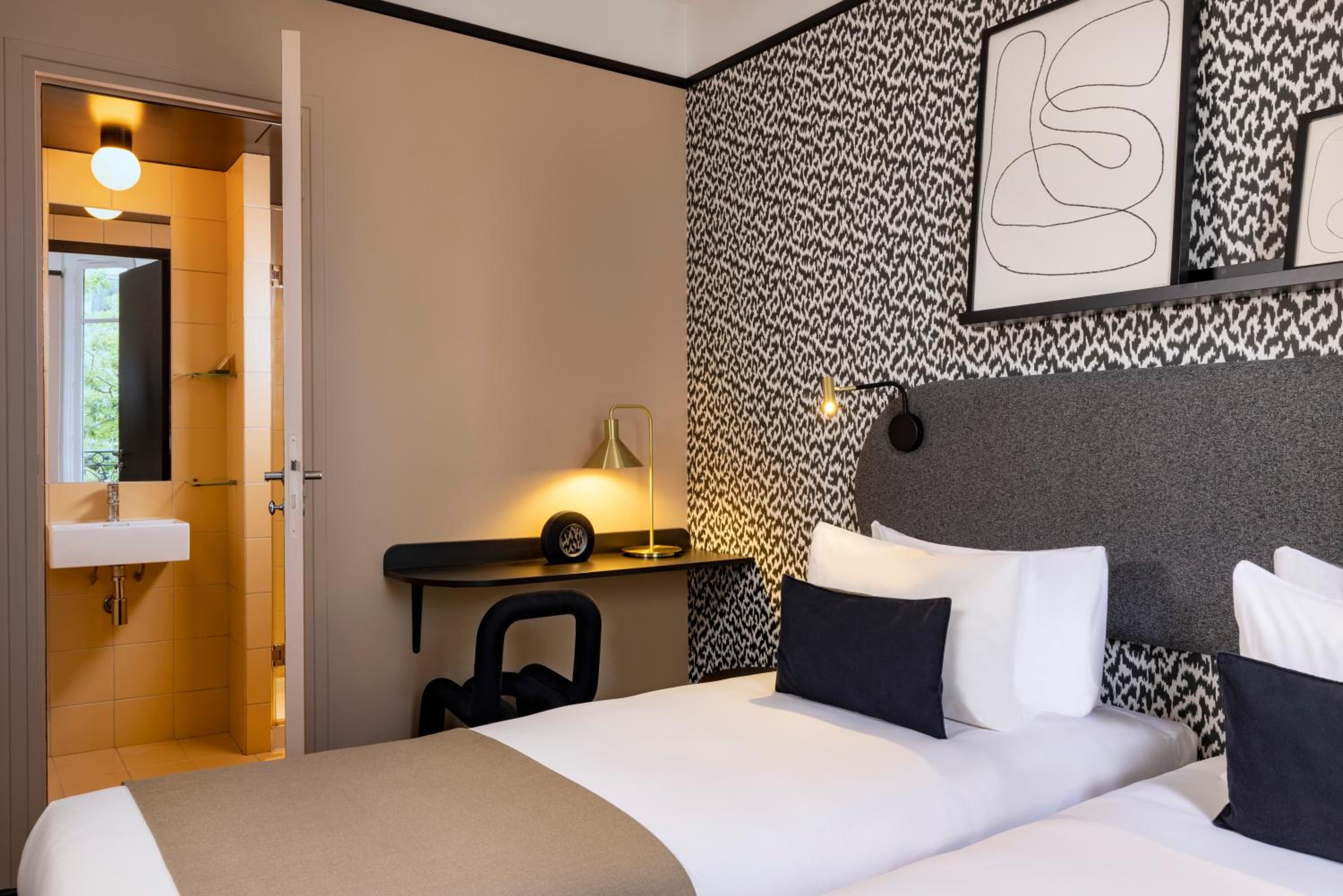 Standard Twin Room thumbnail 6