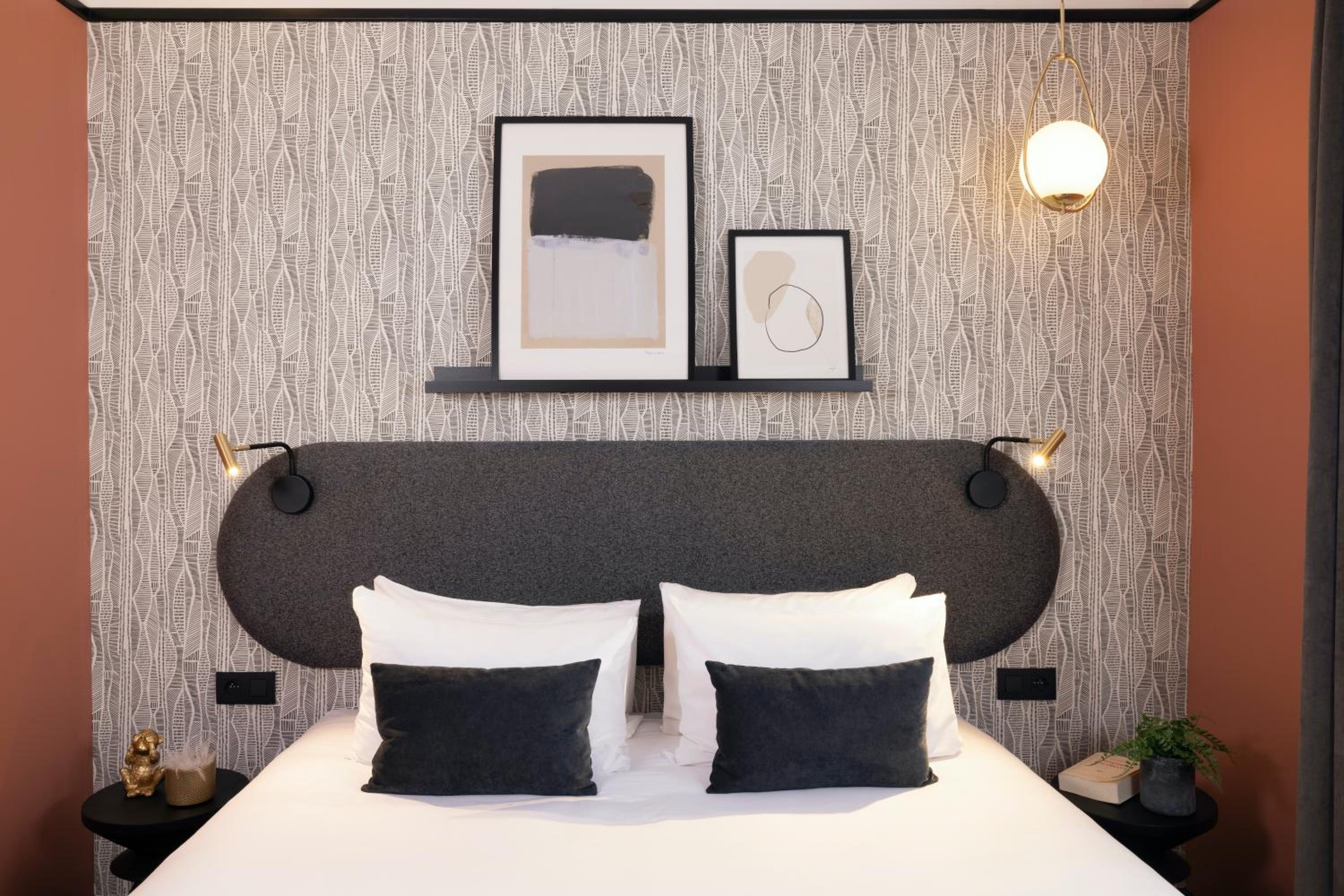 Superior Double Room thumbnail 6