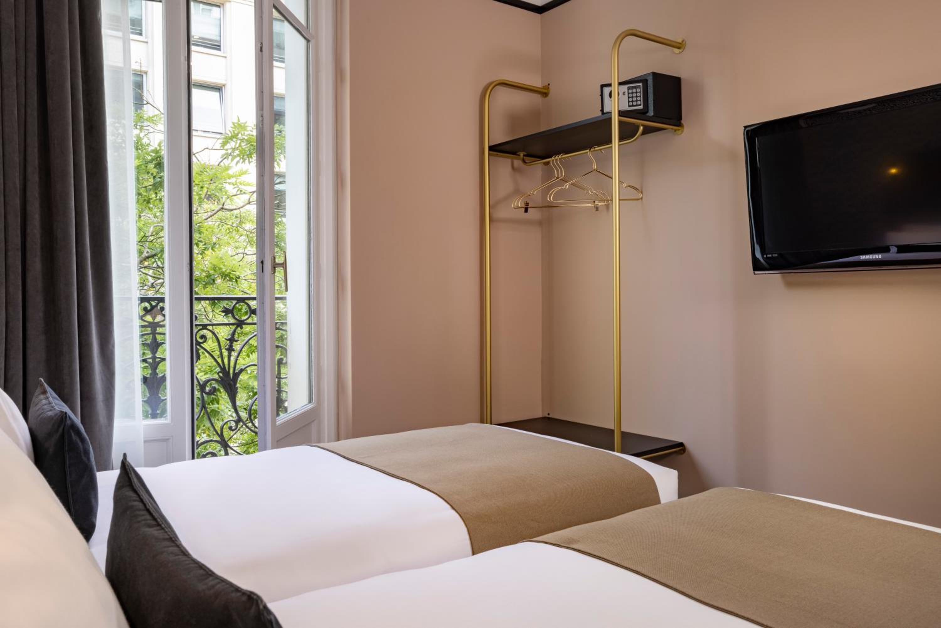 Standard Twin Room thumbnail 5