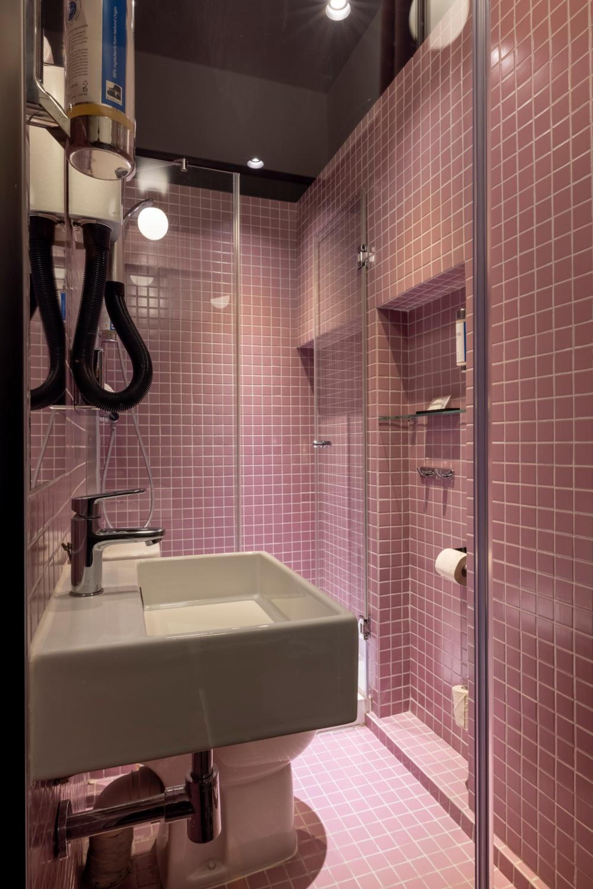 Single Room thumbnail 5