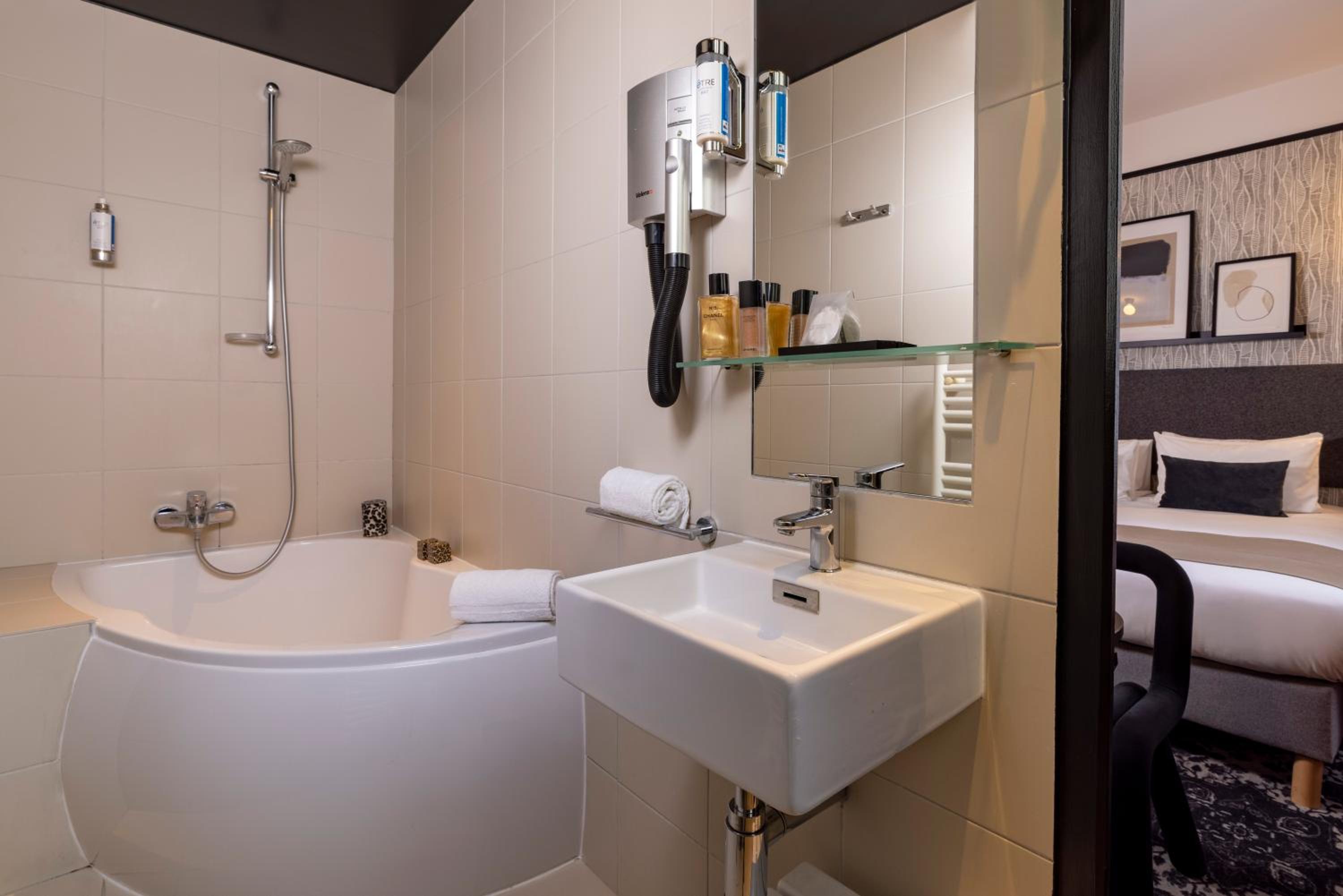 Superior Double Room thumbnail 6