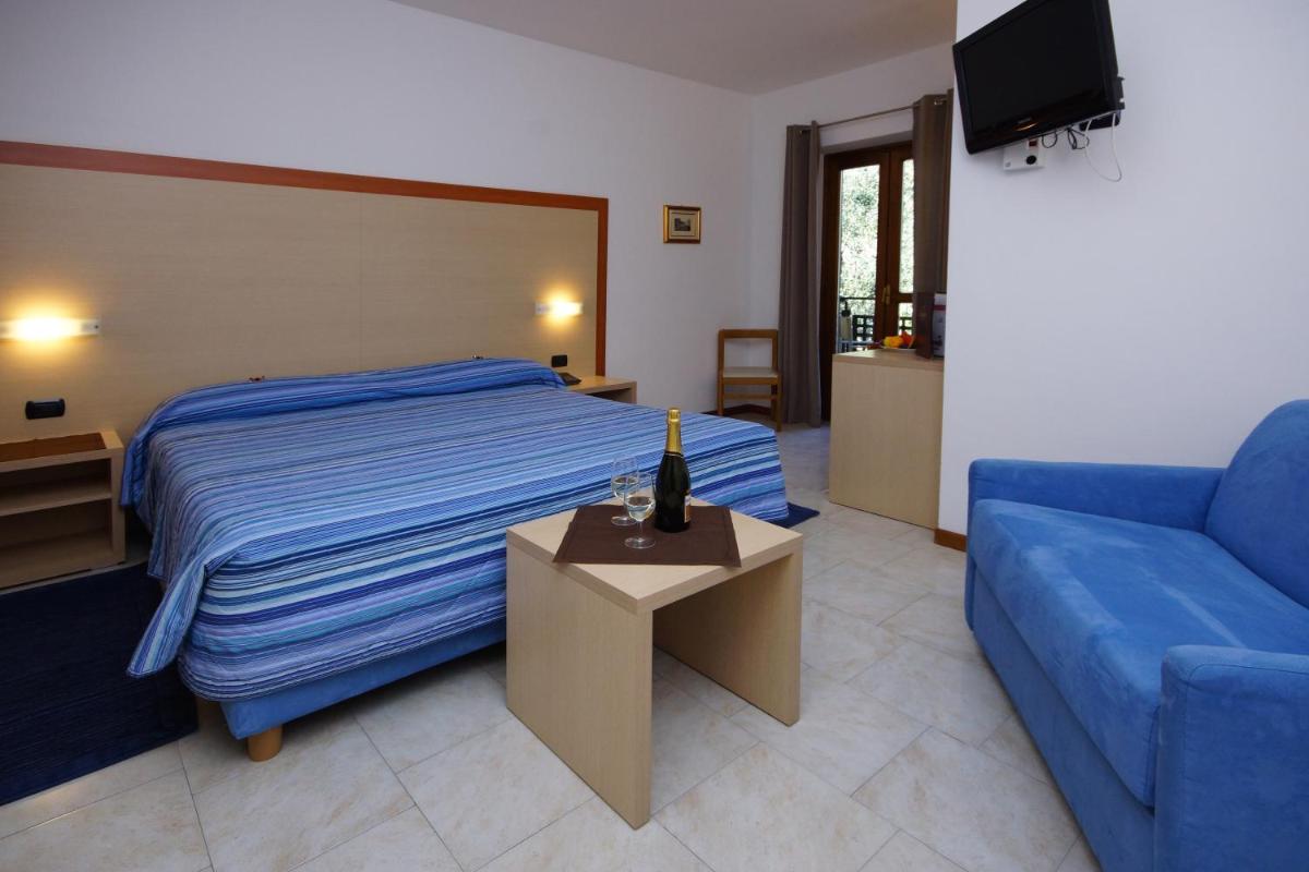 Economy Double Room with Street View