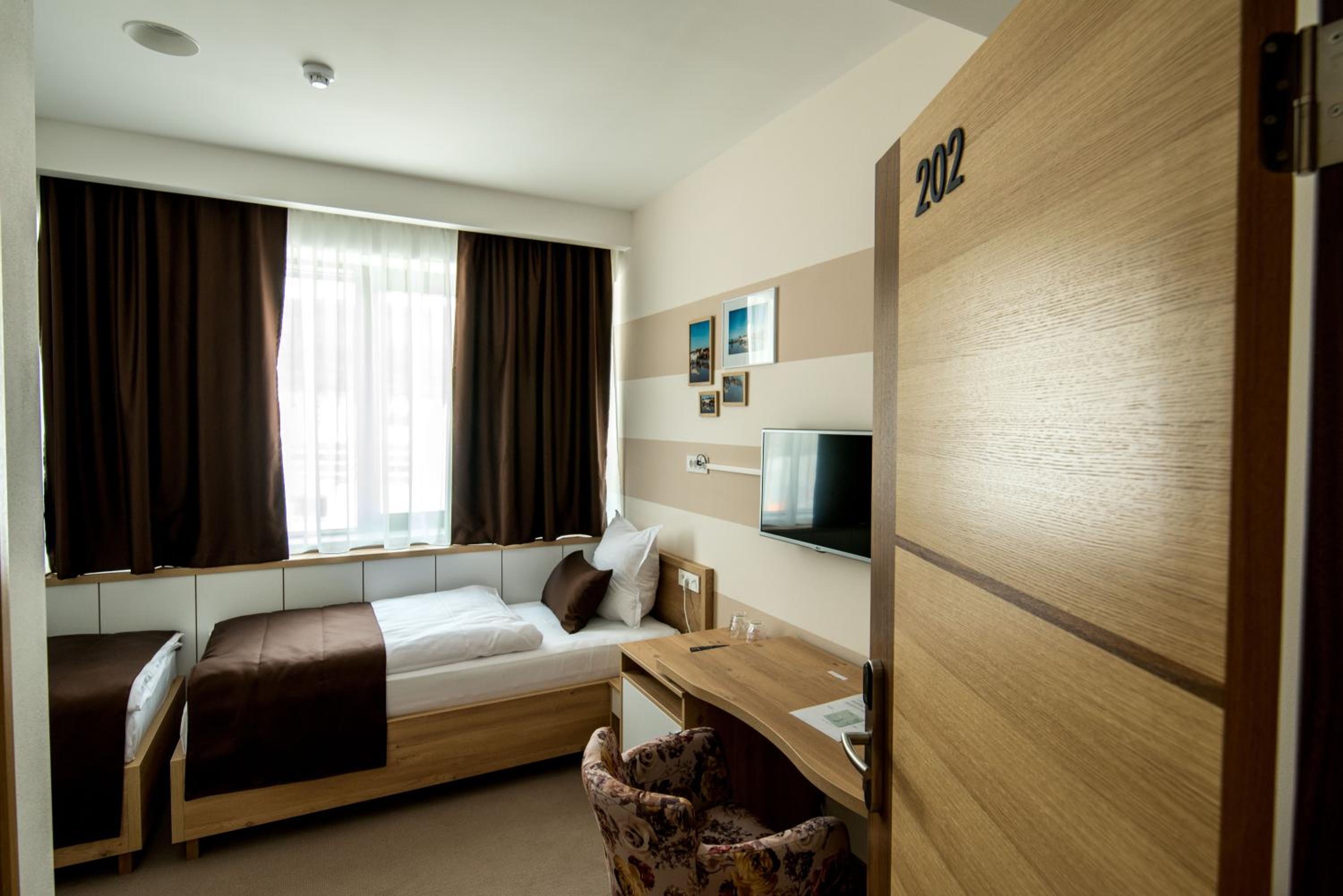 Economy Twin Room photo 2