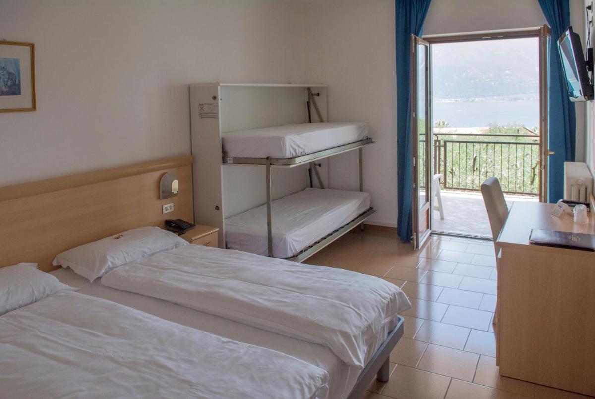 Superior Triple Room with Lake View photo 2
