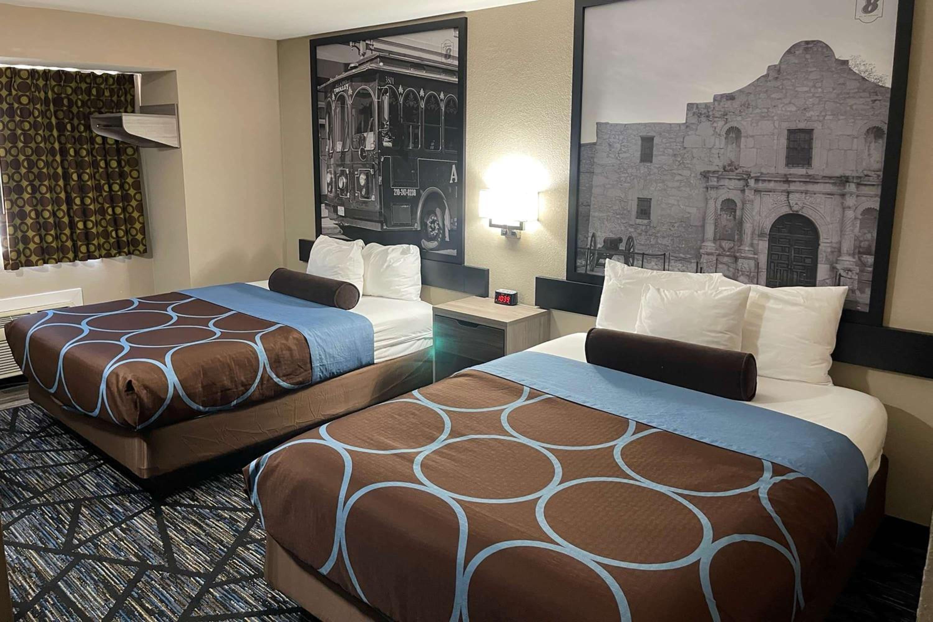 Queen Room with Two Queen Beds - Non-Smoking - Photo 1
