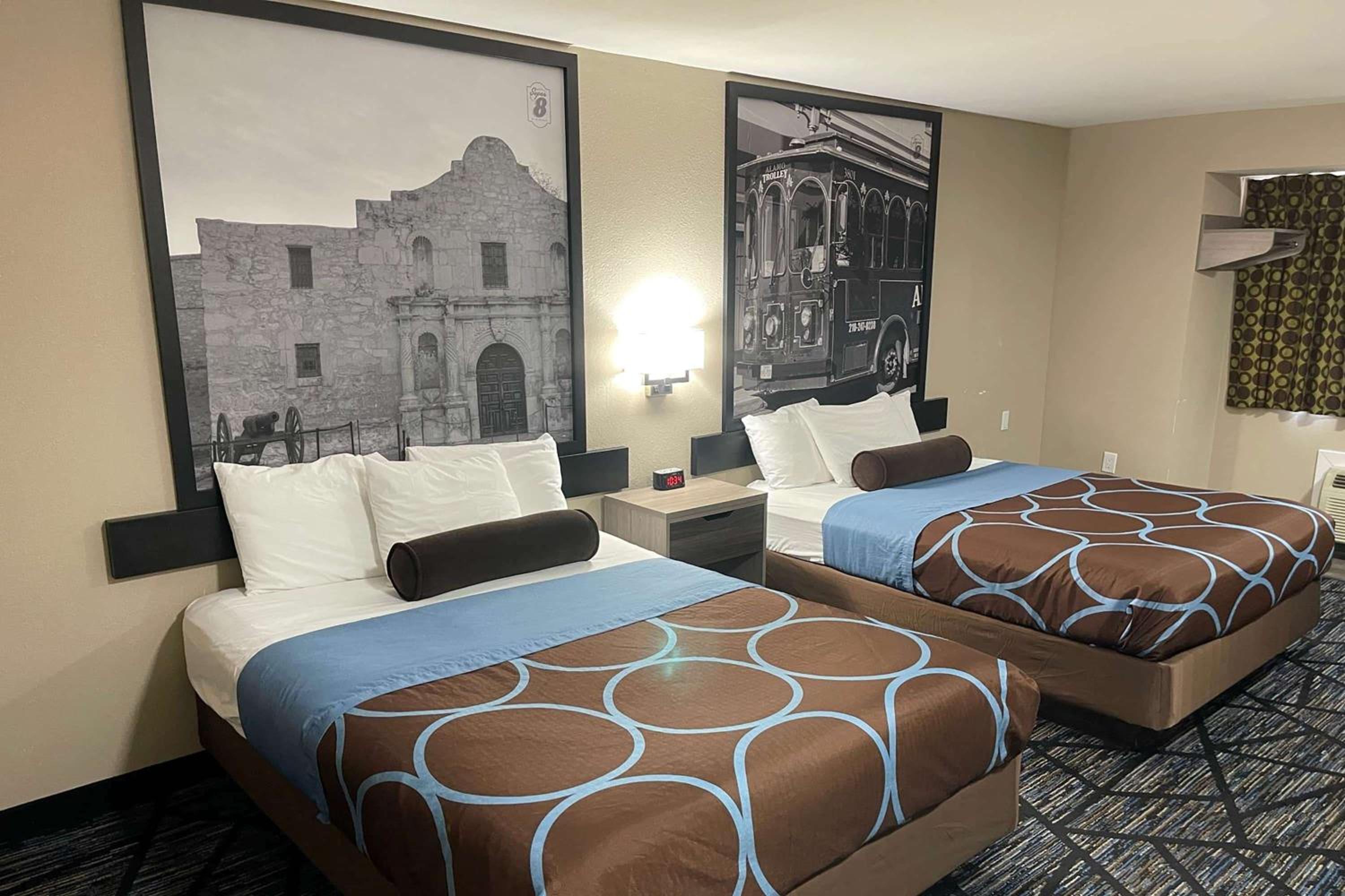 Queen Room with Two Queen Beds - Non-Smoking - Photo 3