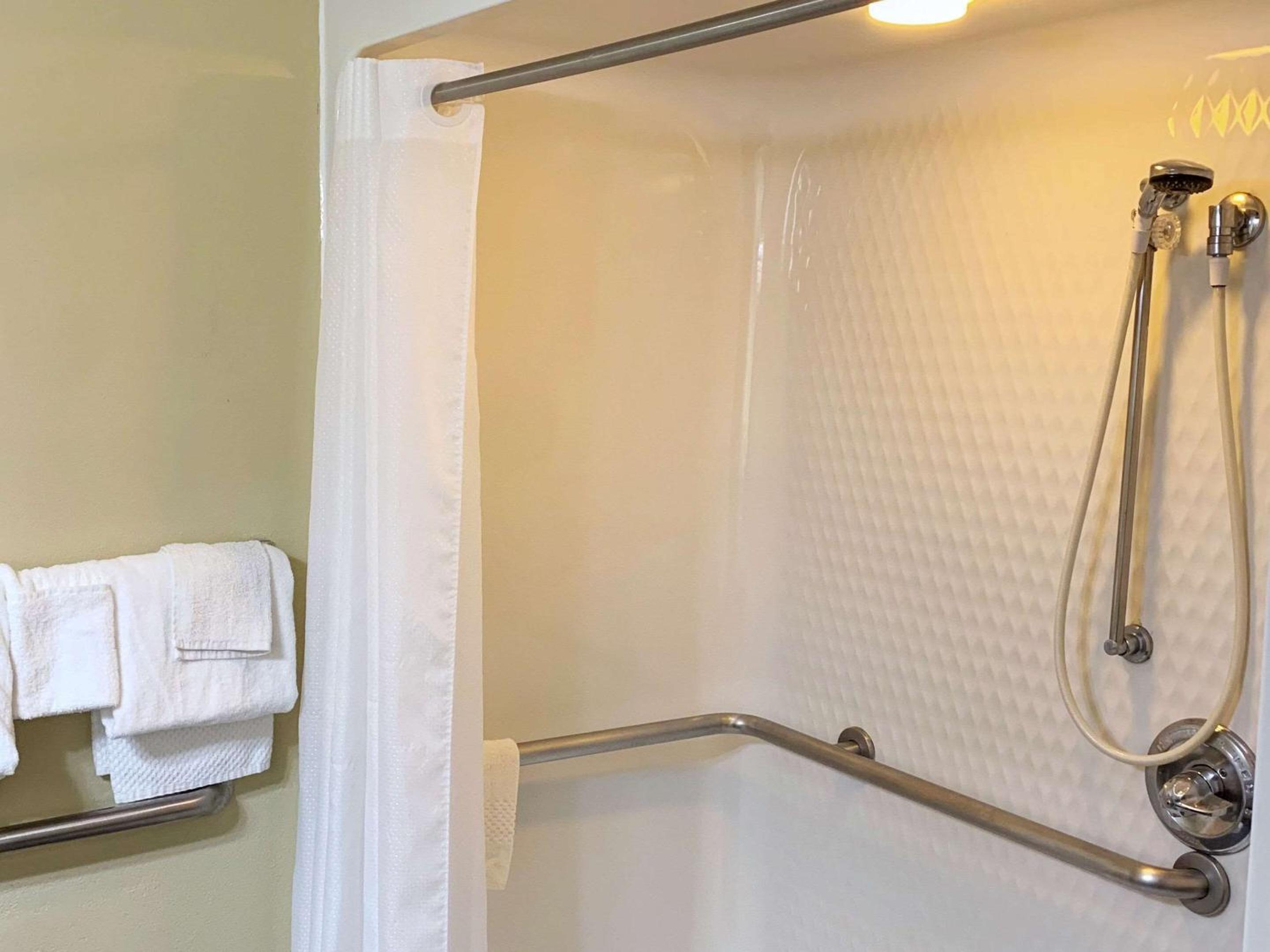 Queen Suite - Accessible/Non-Smoking - Photo 5