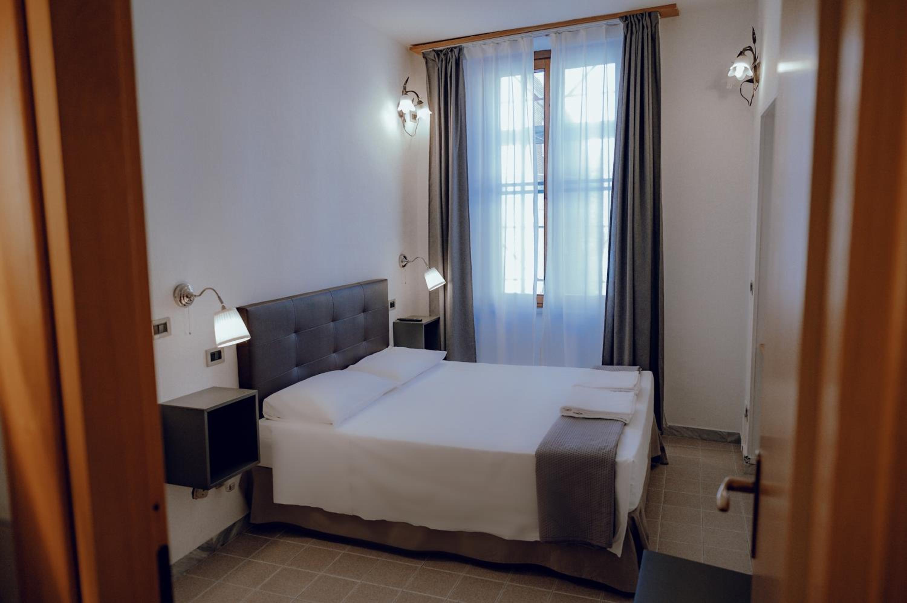 Double or Twin Room - Photo 9