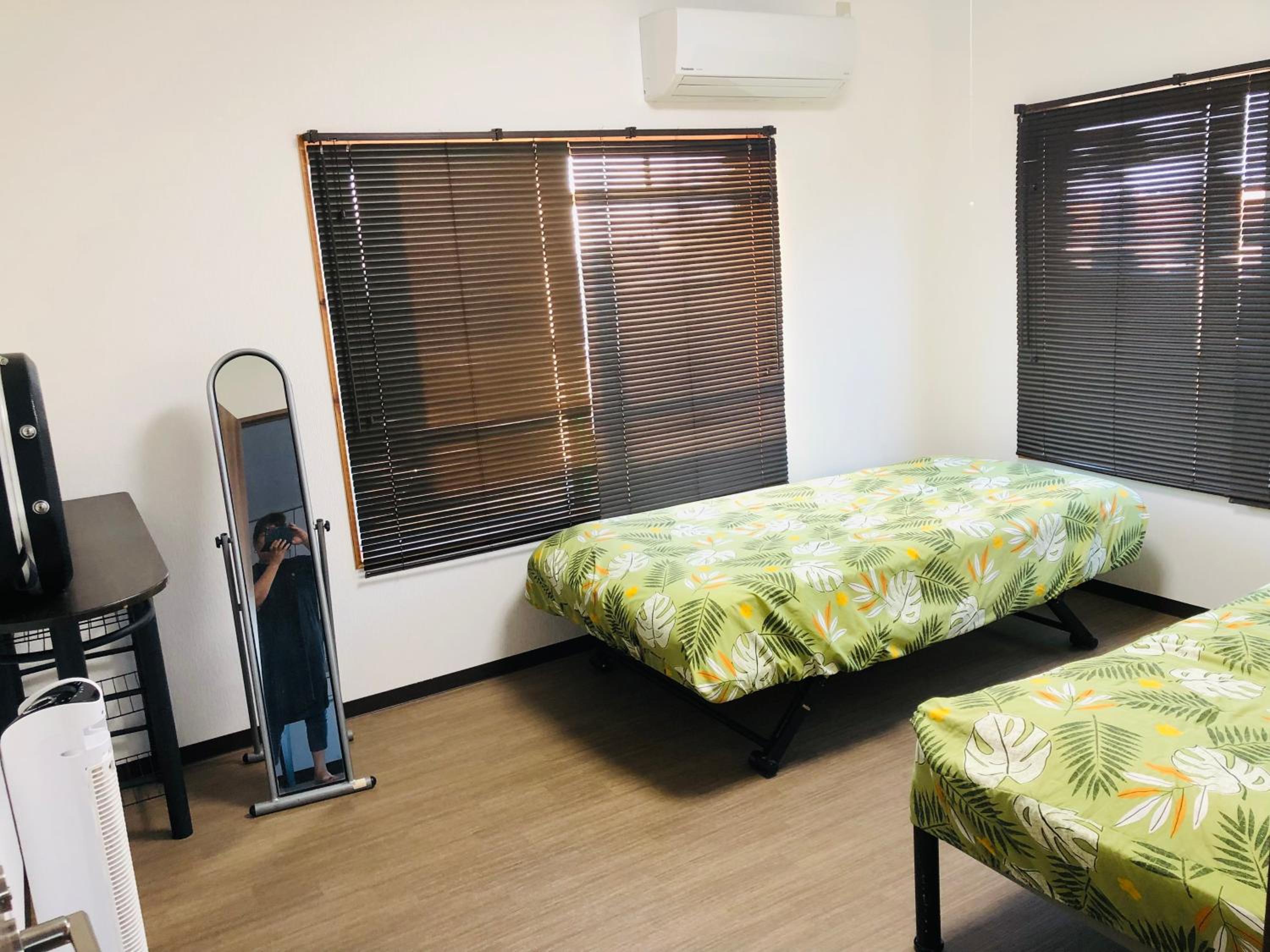 Twin Bedroom with Shared Bathroom photo 1