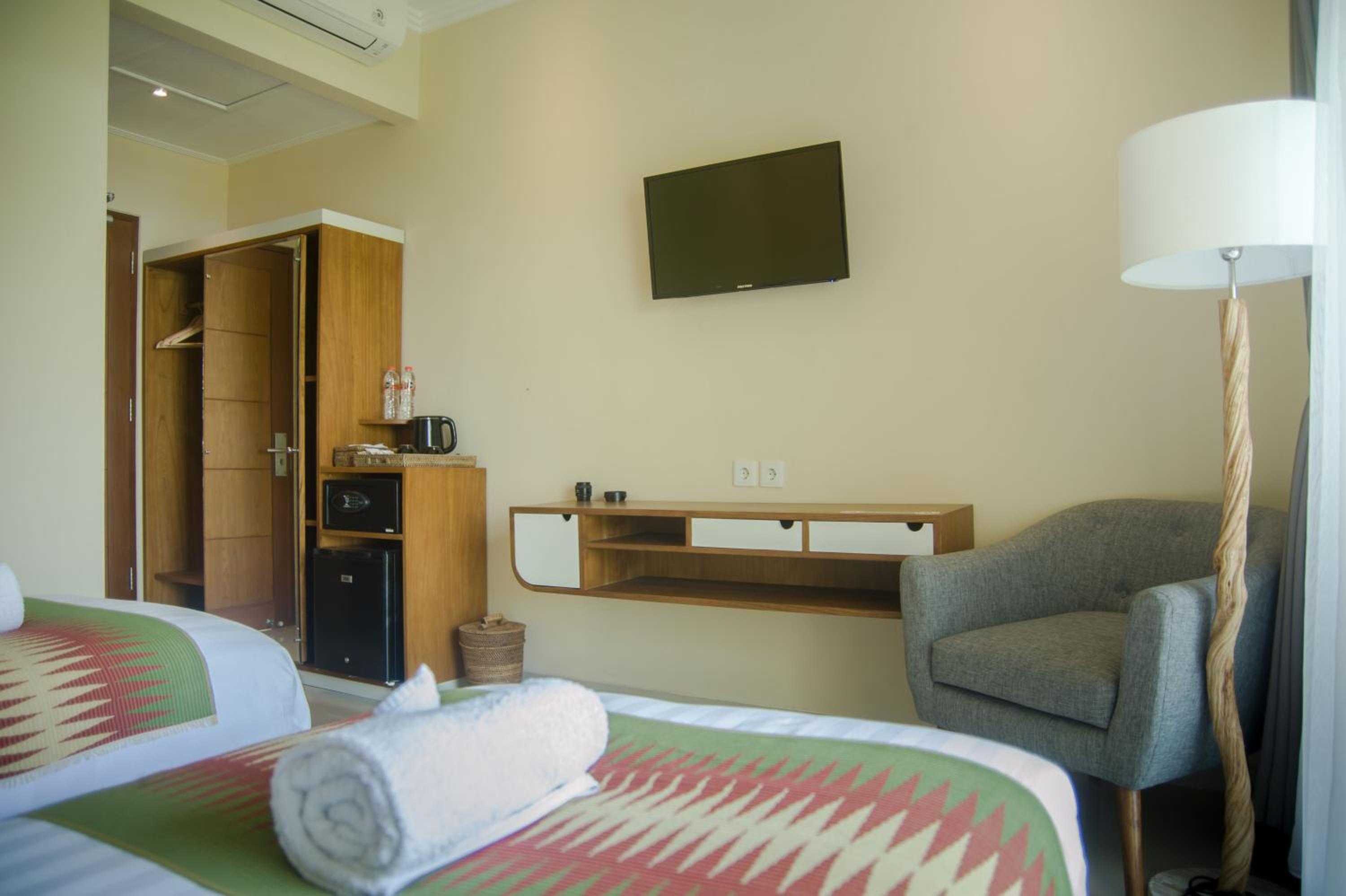 Deluxe Twin Room with Private Balcony - Photo 10