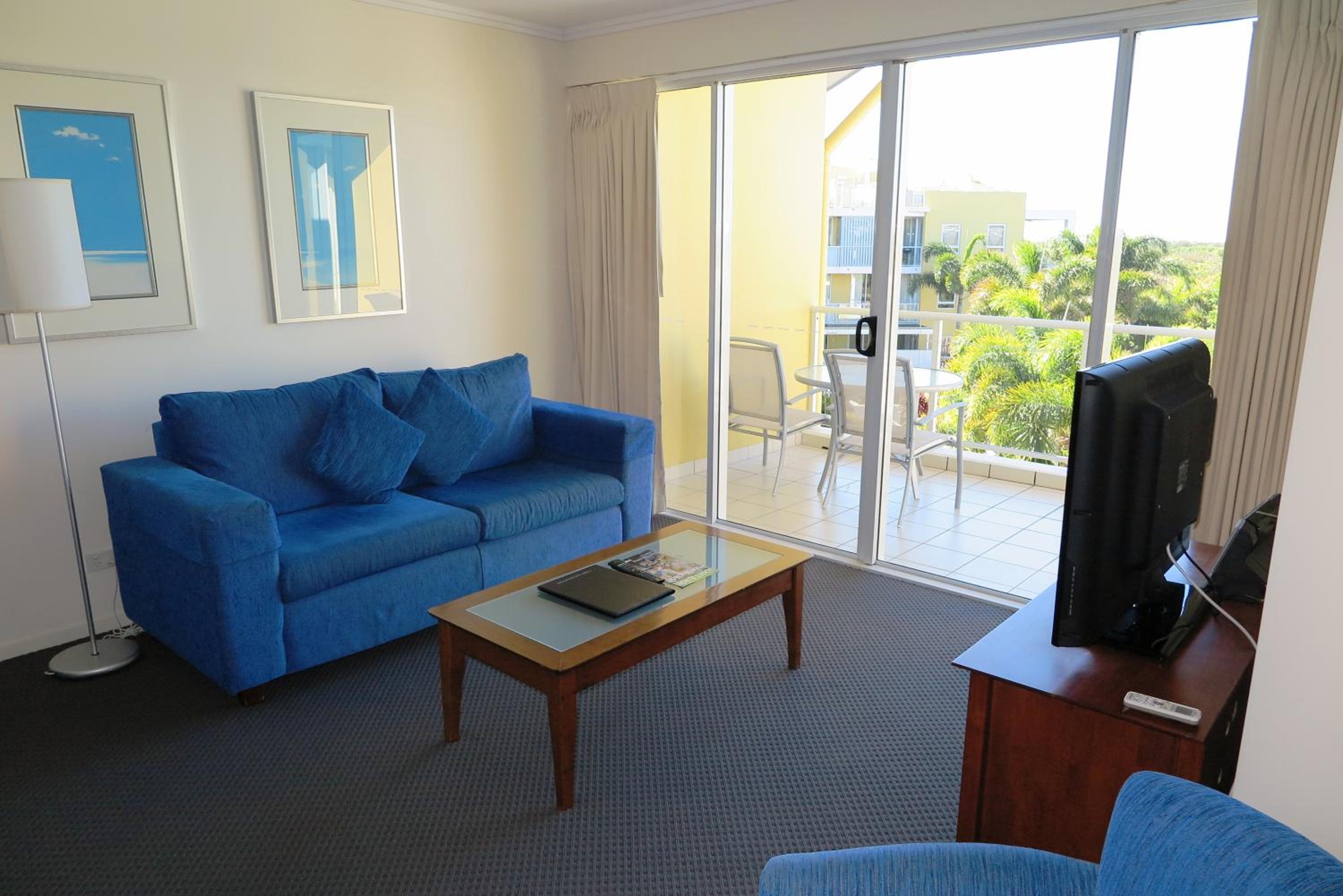 Deluxe Two-Bedroom Apartment with Pool View photo 3