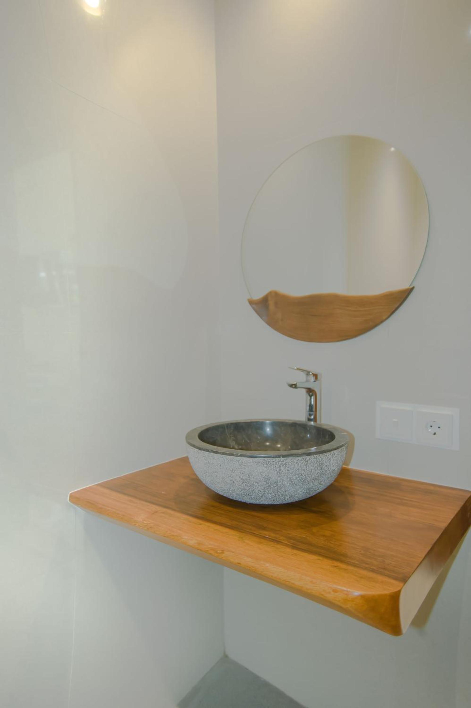 Deluxe Twin Room with Private Balcony - Photo 15
