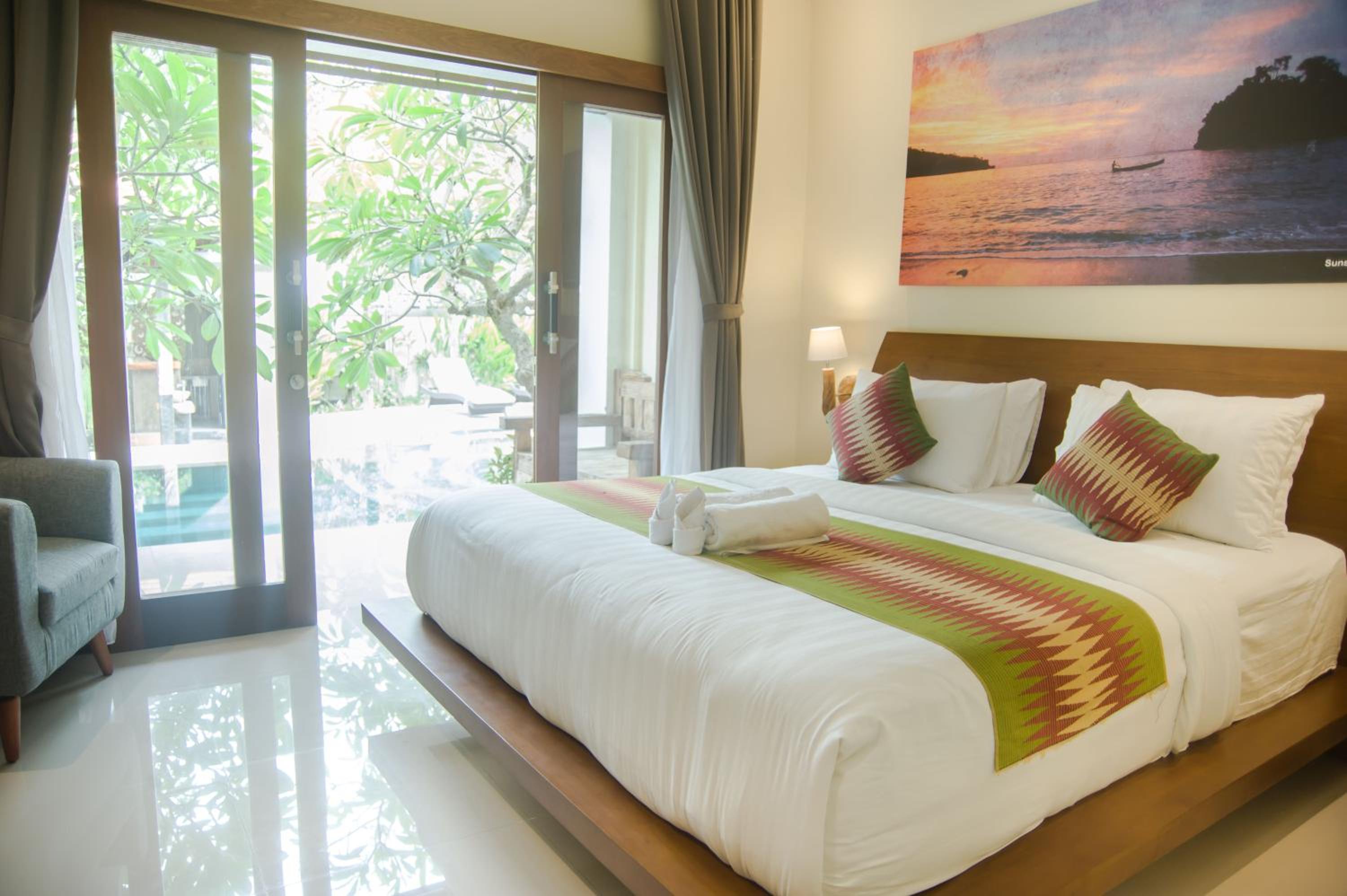 Deluxe Room with Pool Access photo 1