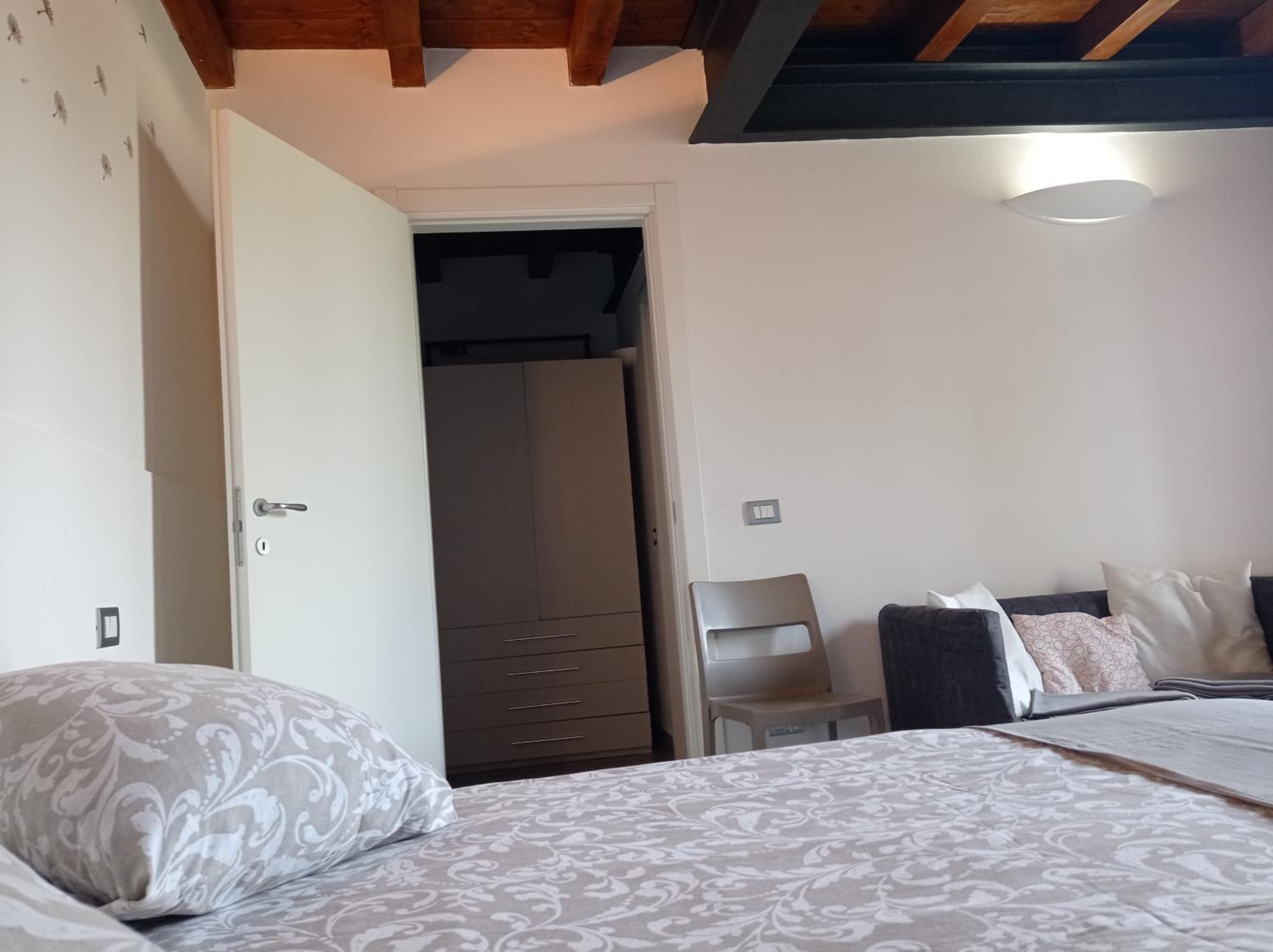 Large Double Room - Photo 6