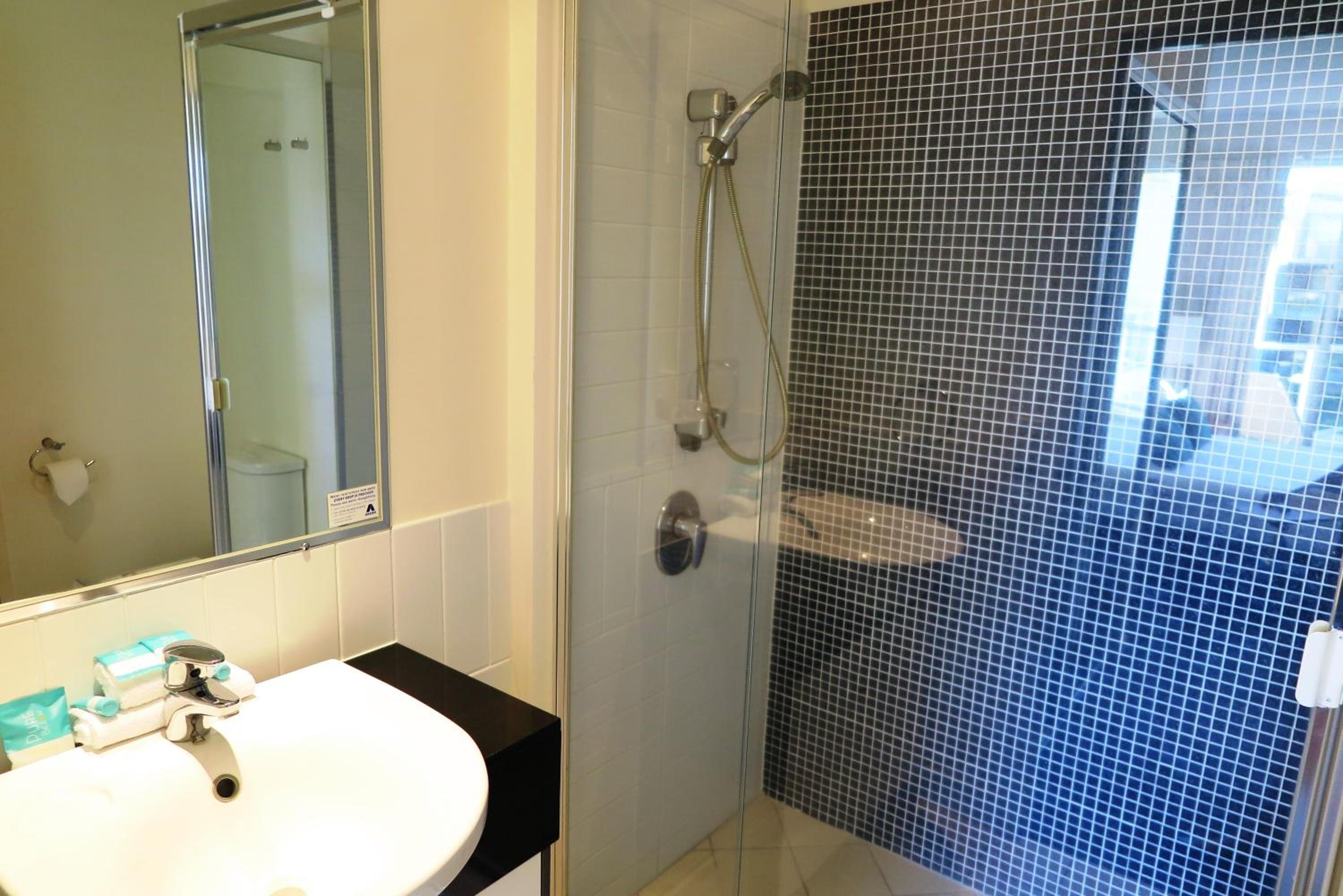 Deluxe Two-Bedroom Apartment with Garden View photo 3