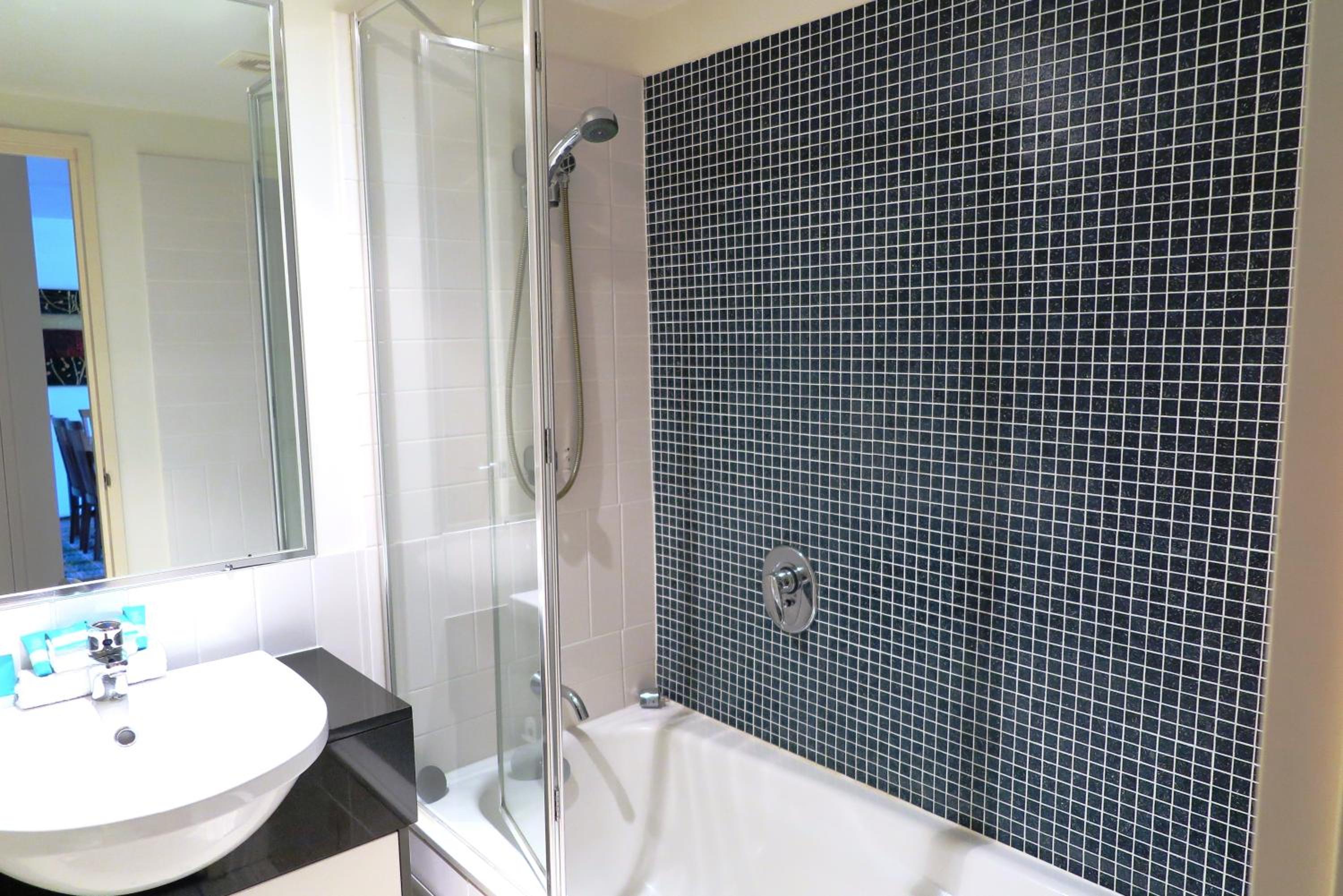 Deluxe Two-Bedroom Apartment with Garden View photo 2