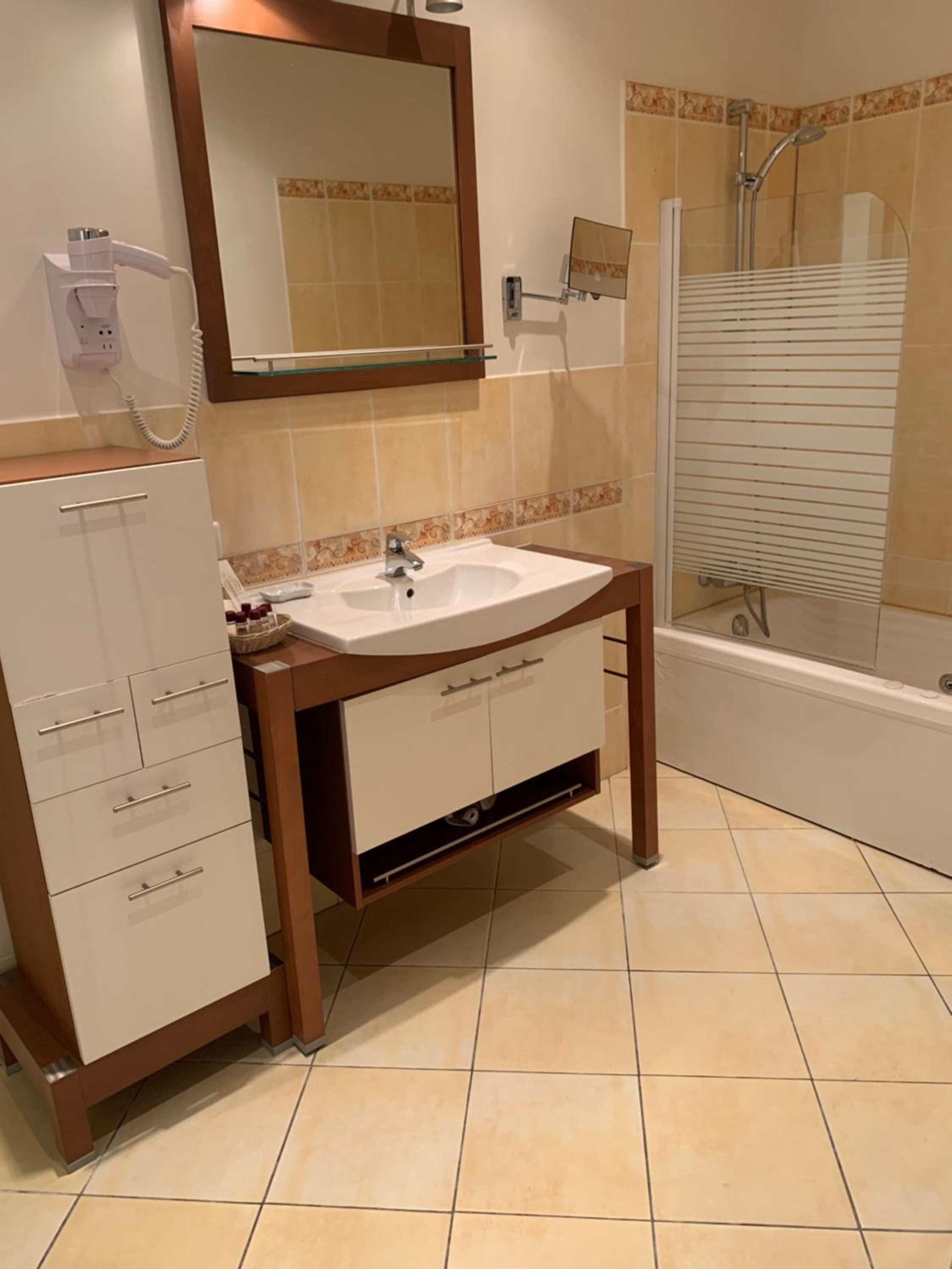 Double Room - Photo 9