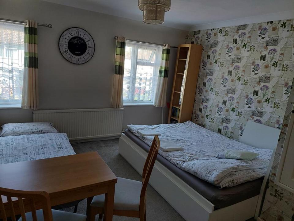 Basic Triple Room with Shared Bathroom photo 1