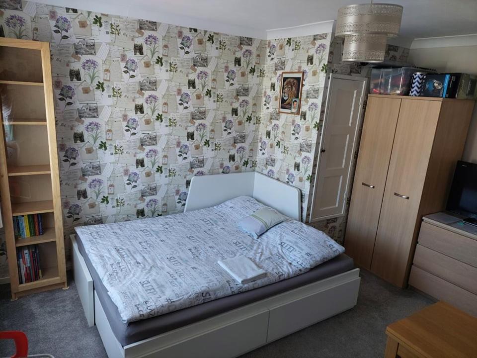 Basic Triple Room with Shared Bathroom photo 2