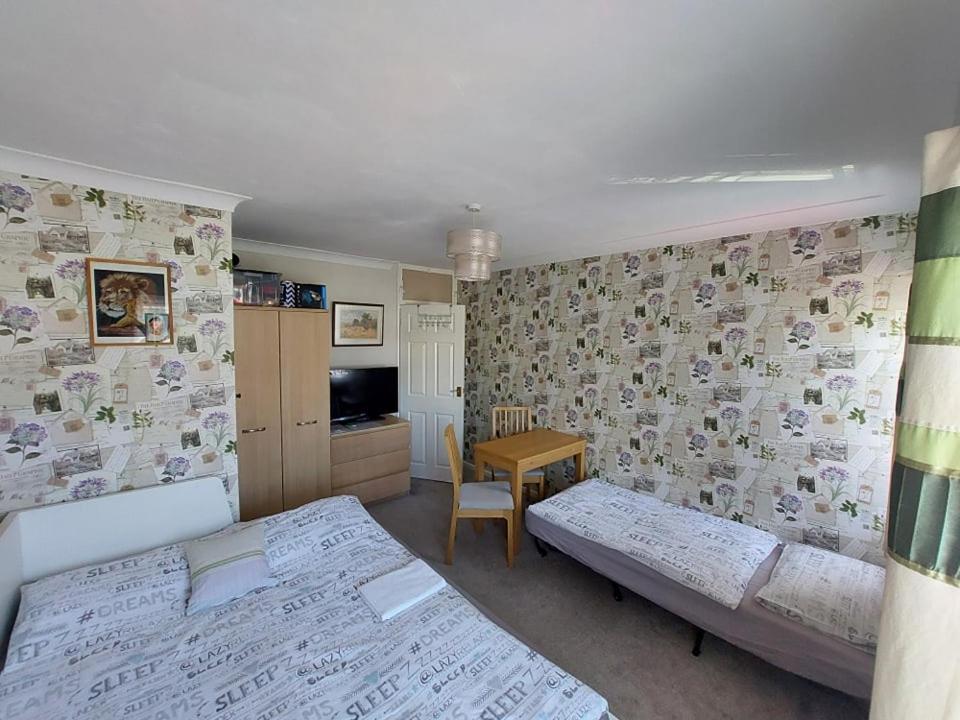 Basic Triple Room with Shared Bathroom photo 3