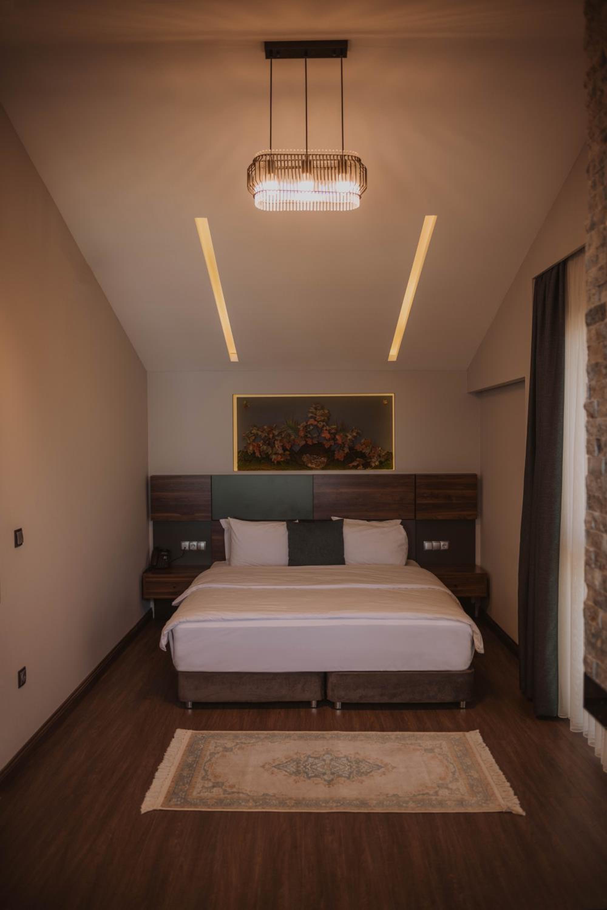 Peerless Suite with Spa Bath and Fireplace photo 3