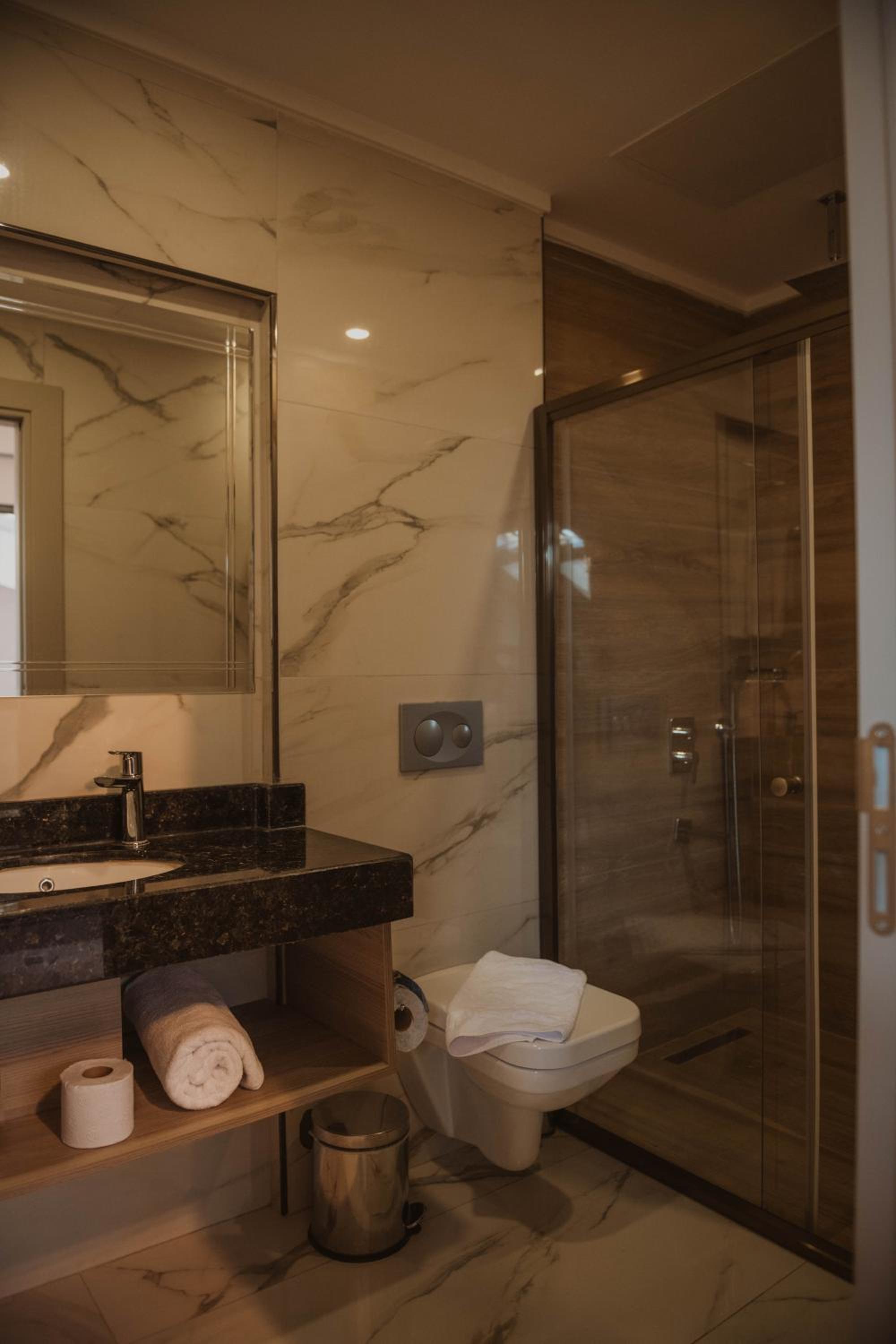 Peerless Suite with Spa Bath and Fireplace photo 2