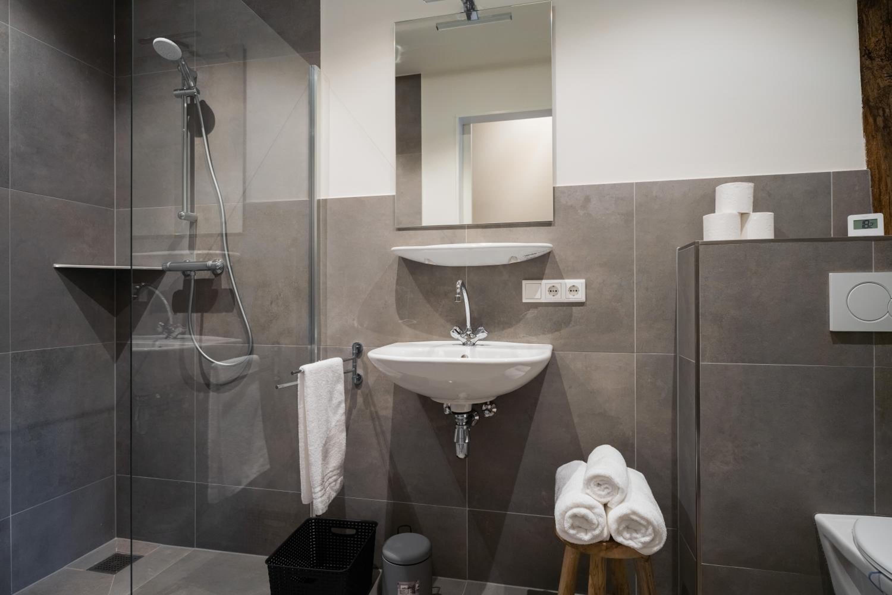 Twin Room with Private Bathroom photo 2