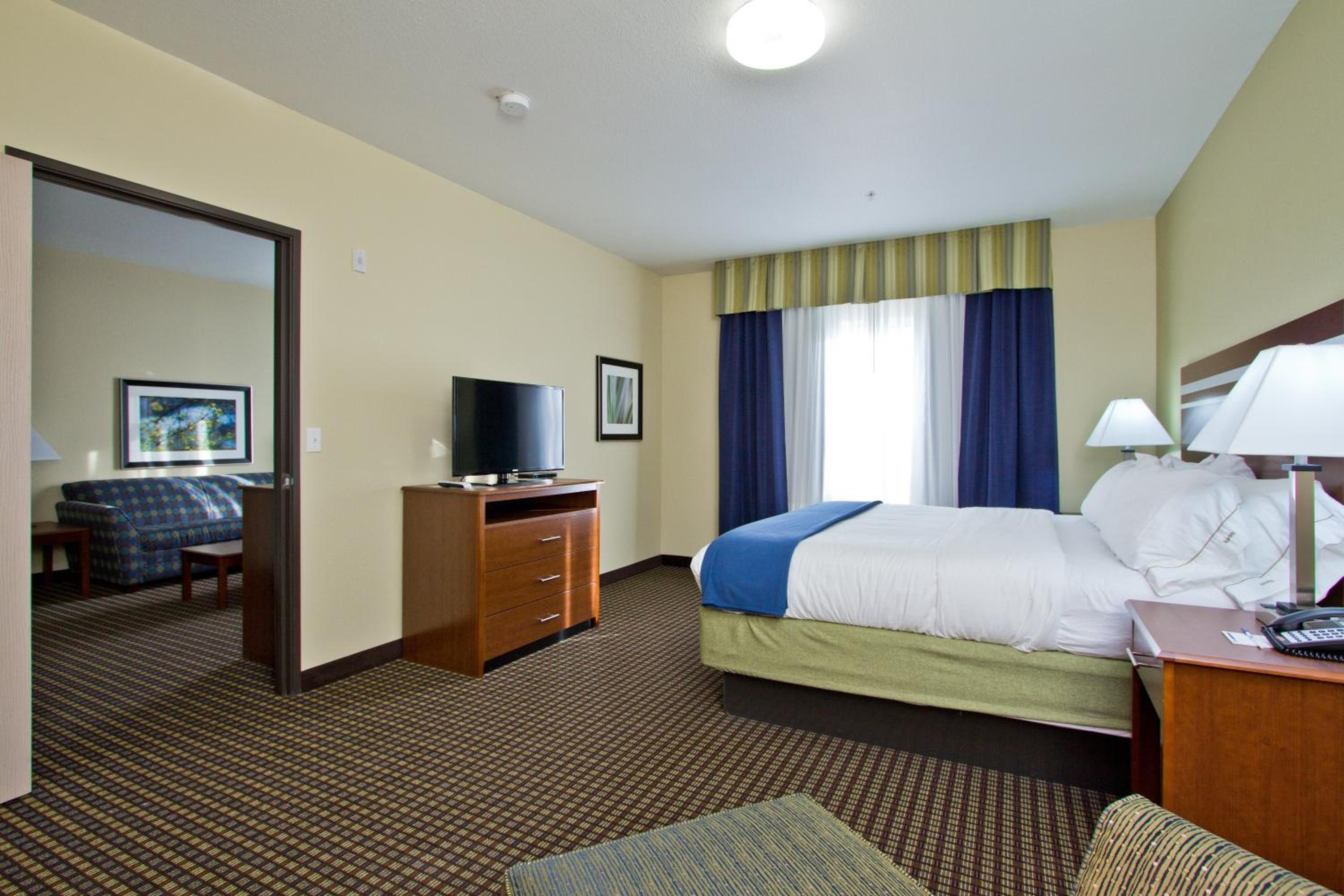 Standard King Room with Minifridge - Communications Accessible