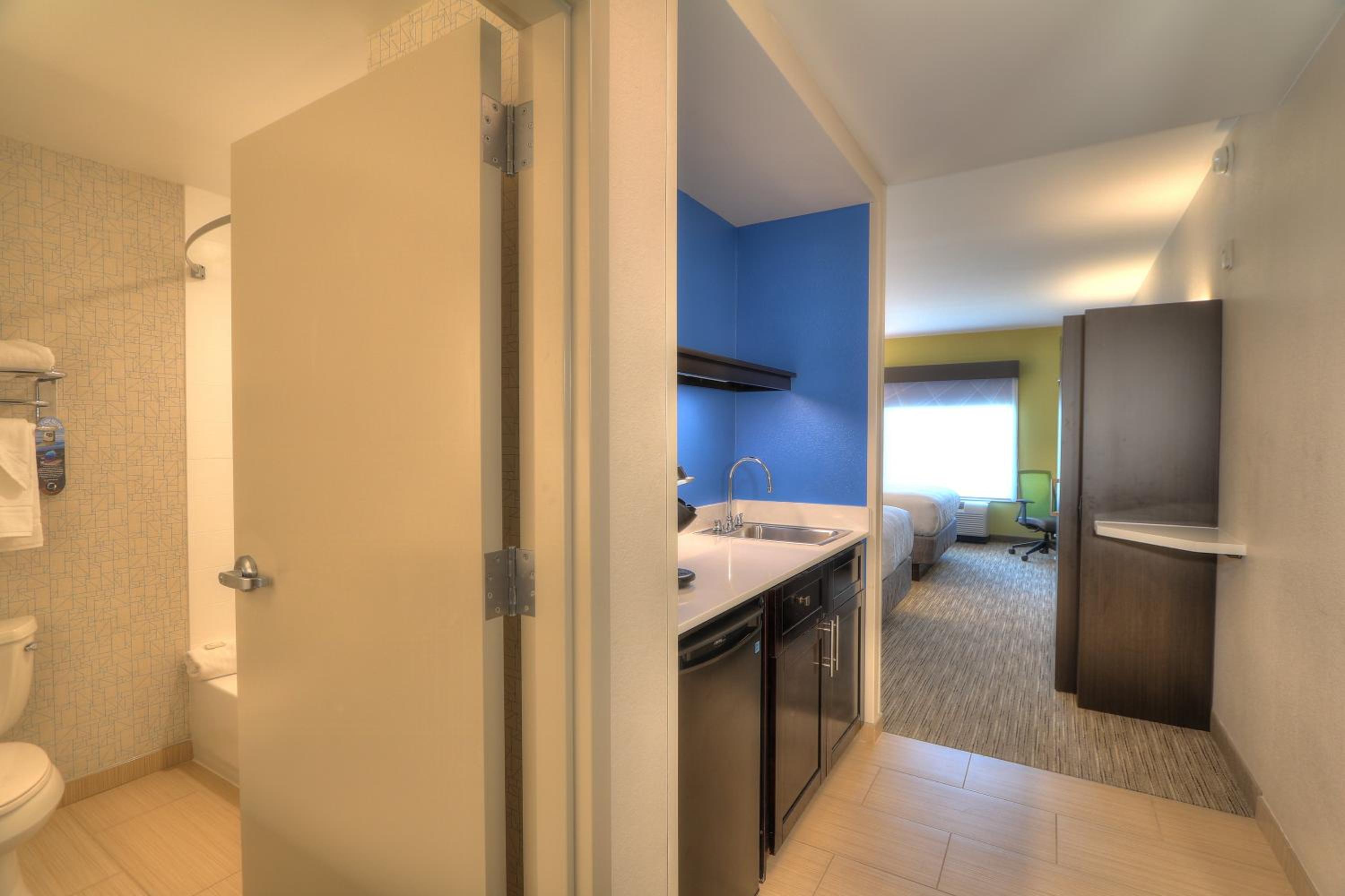 Standard Queen Room with Two Queen Beds - Photo 3