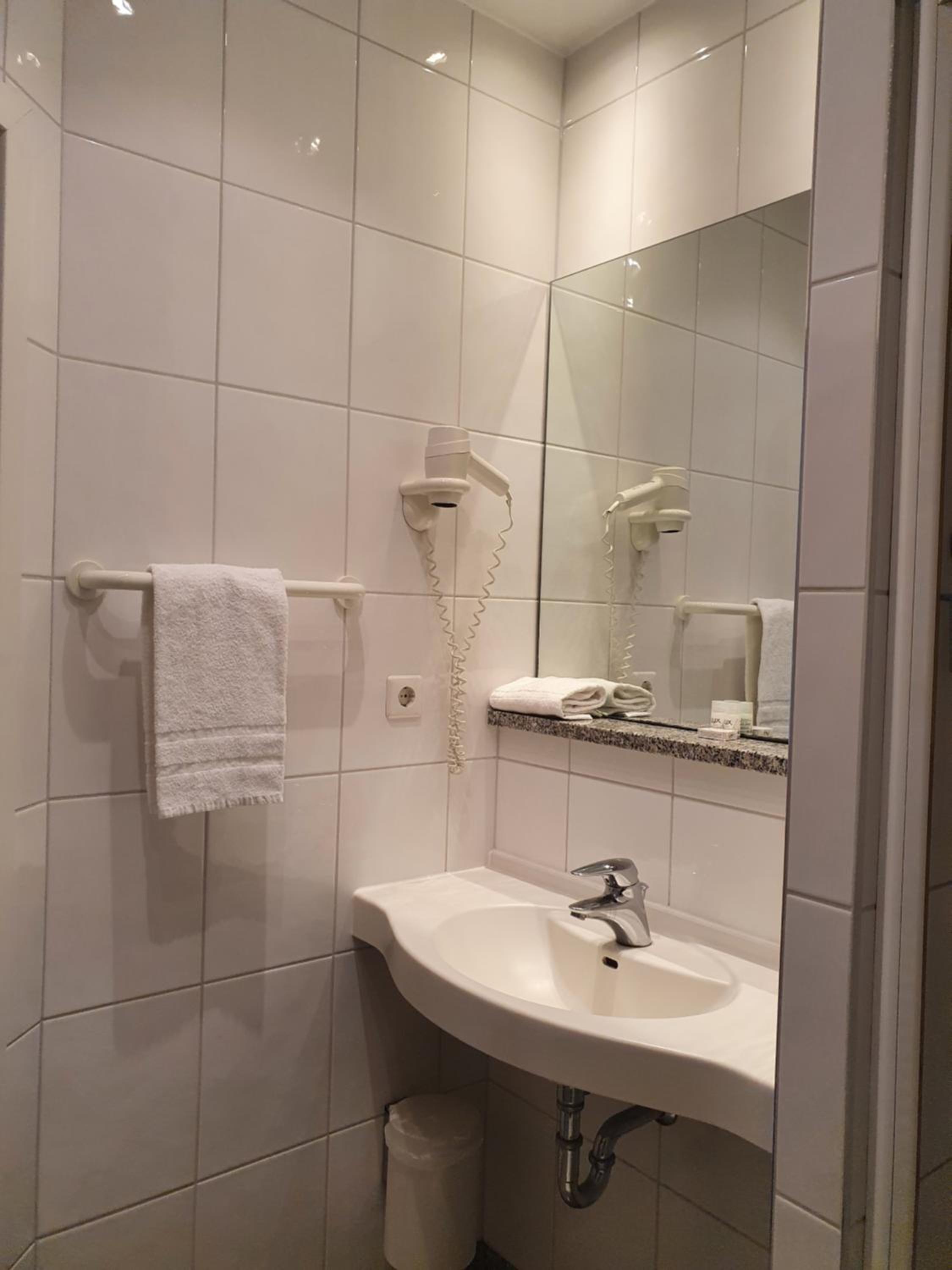 Double or Twin Room - Photo 13