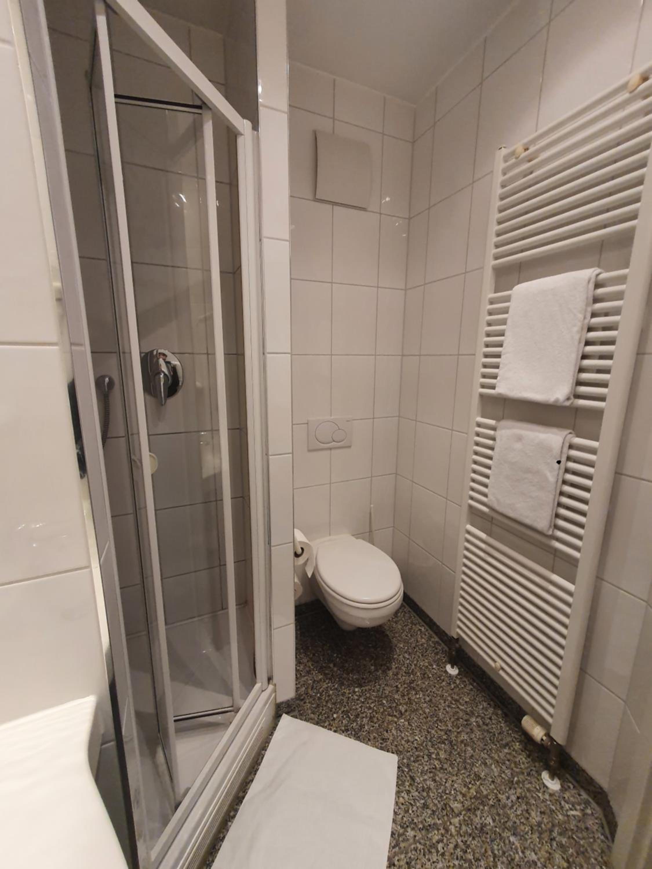 Double or Twin Room - Photo 12