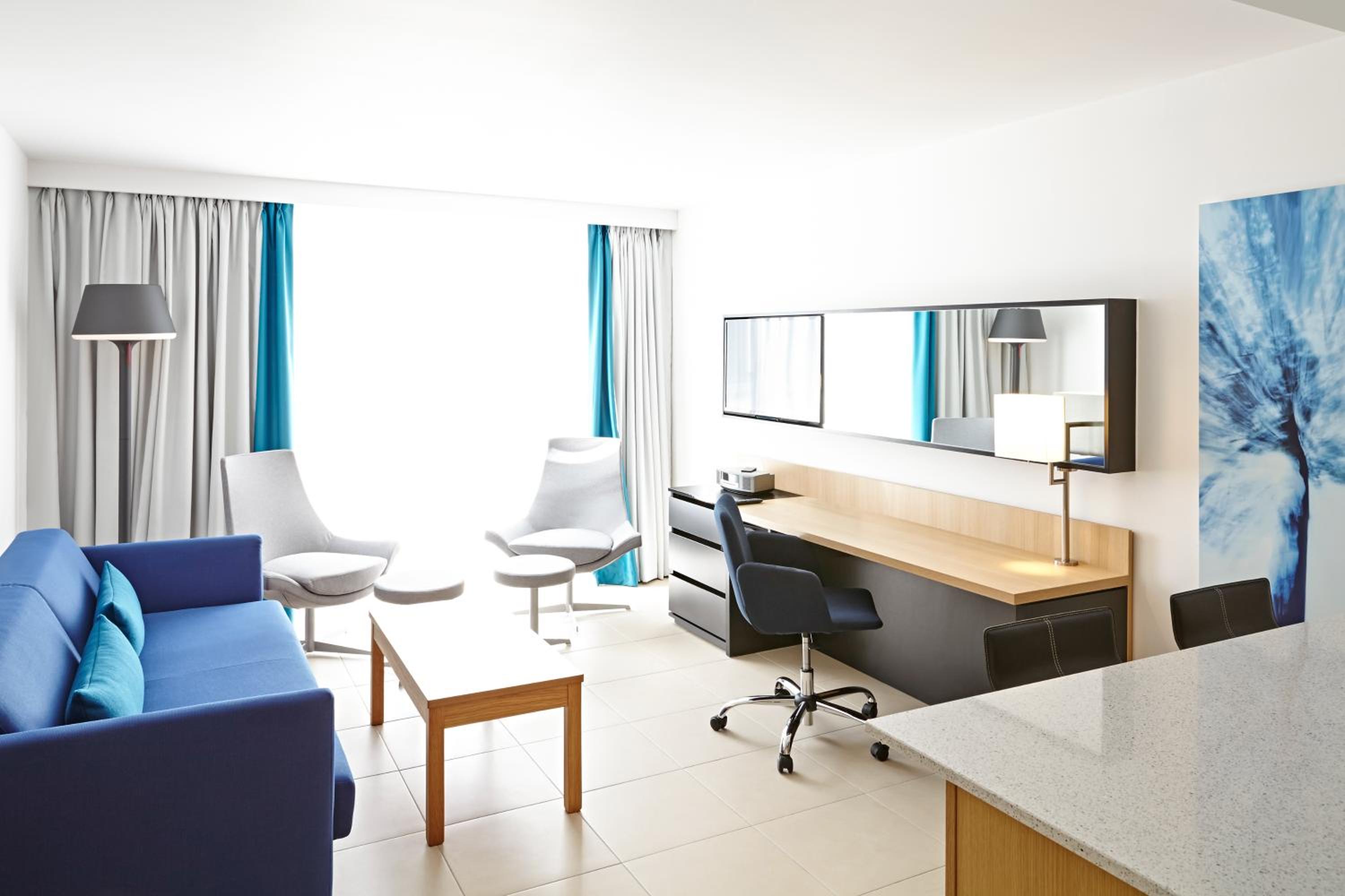 Superior Queen Suite with Sofa photo 3