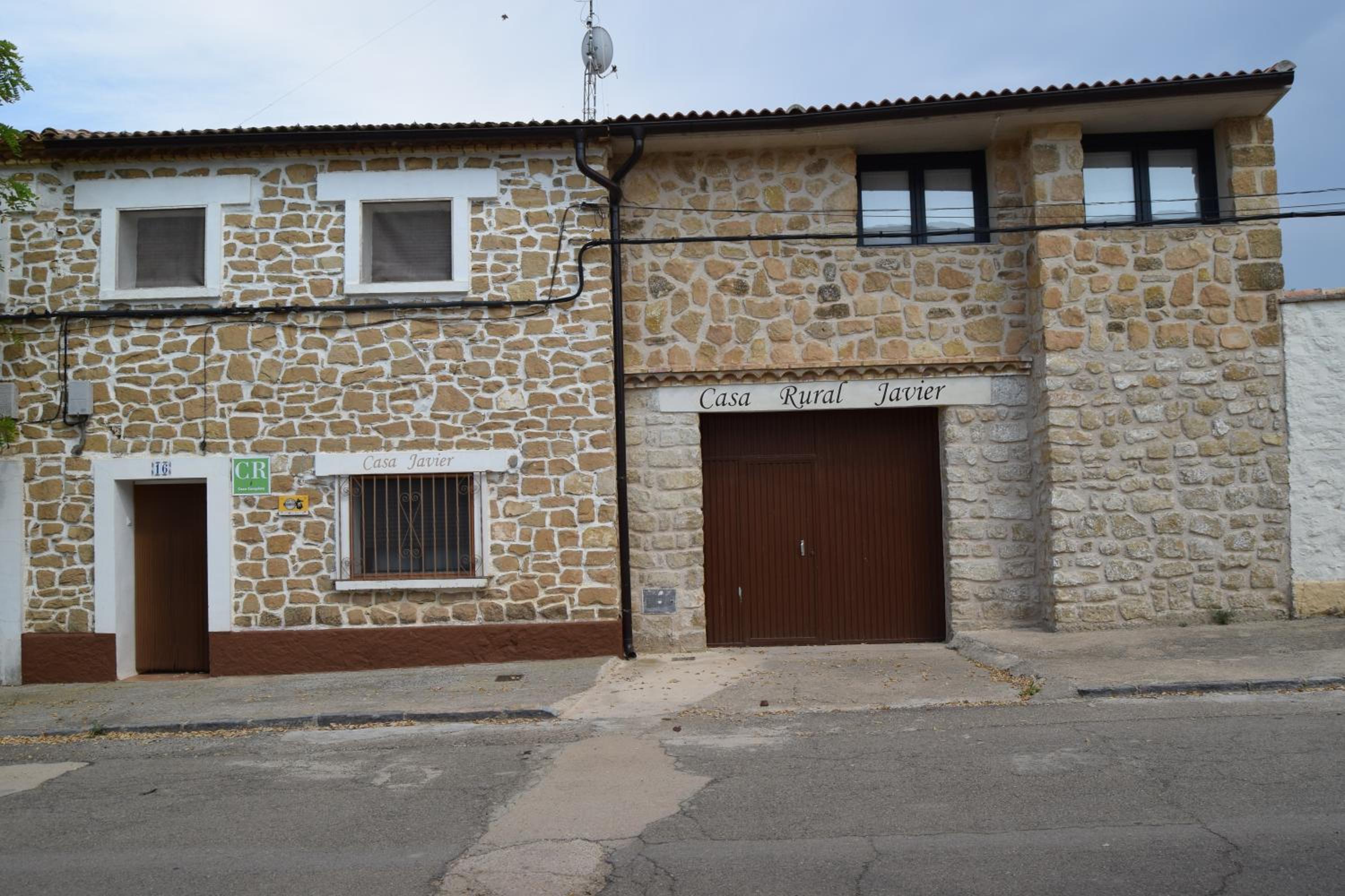 Five-Bedroom House - Photo 12