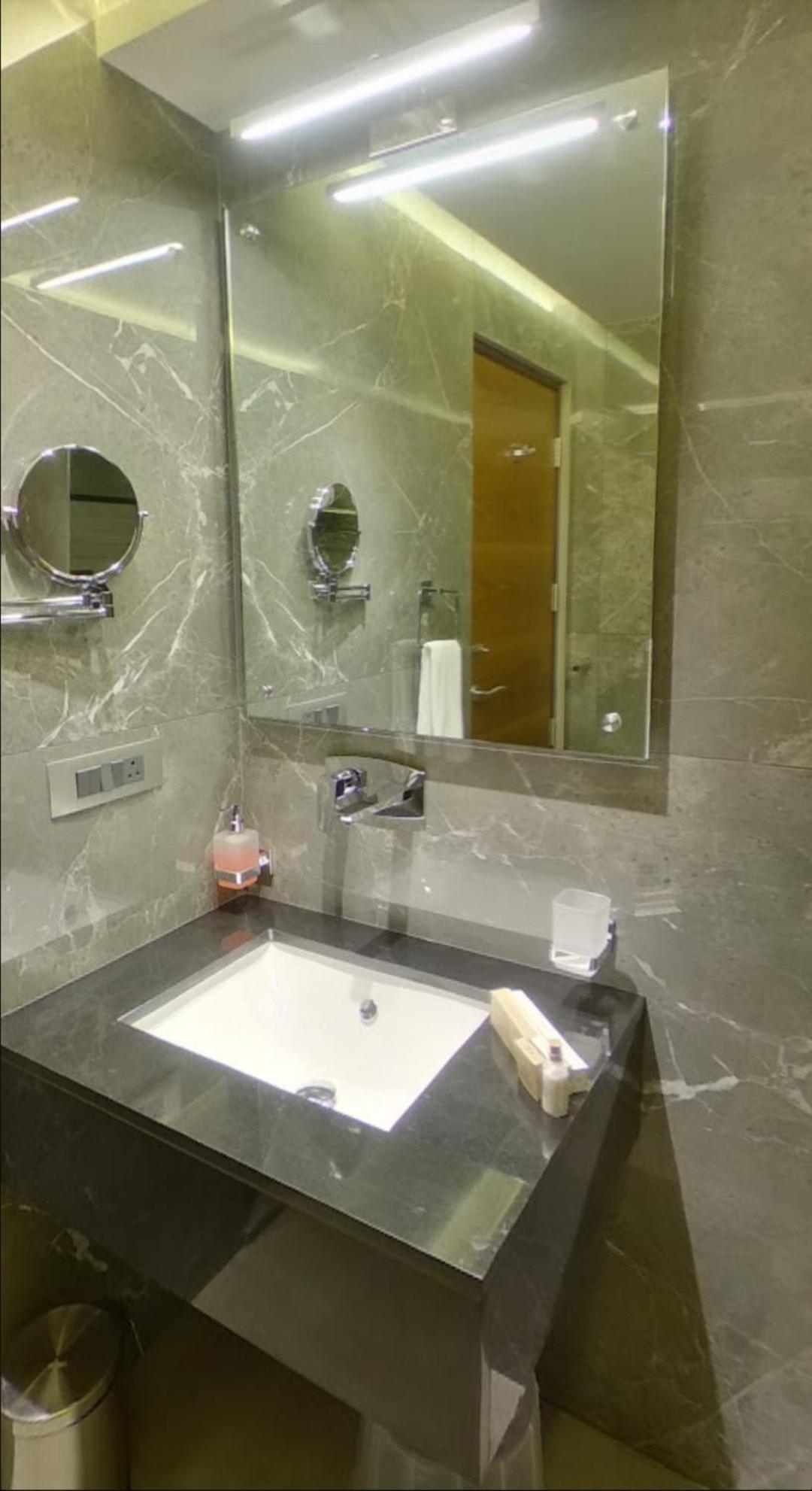 Deluxe King Room - Photo 3
