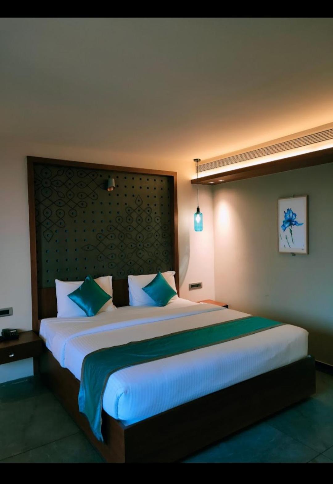 Deluxe King Room - Photo 2