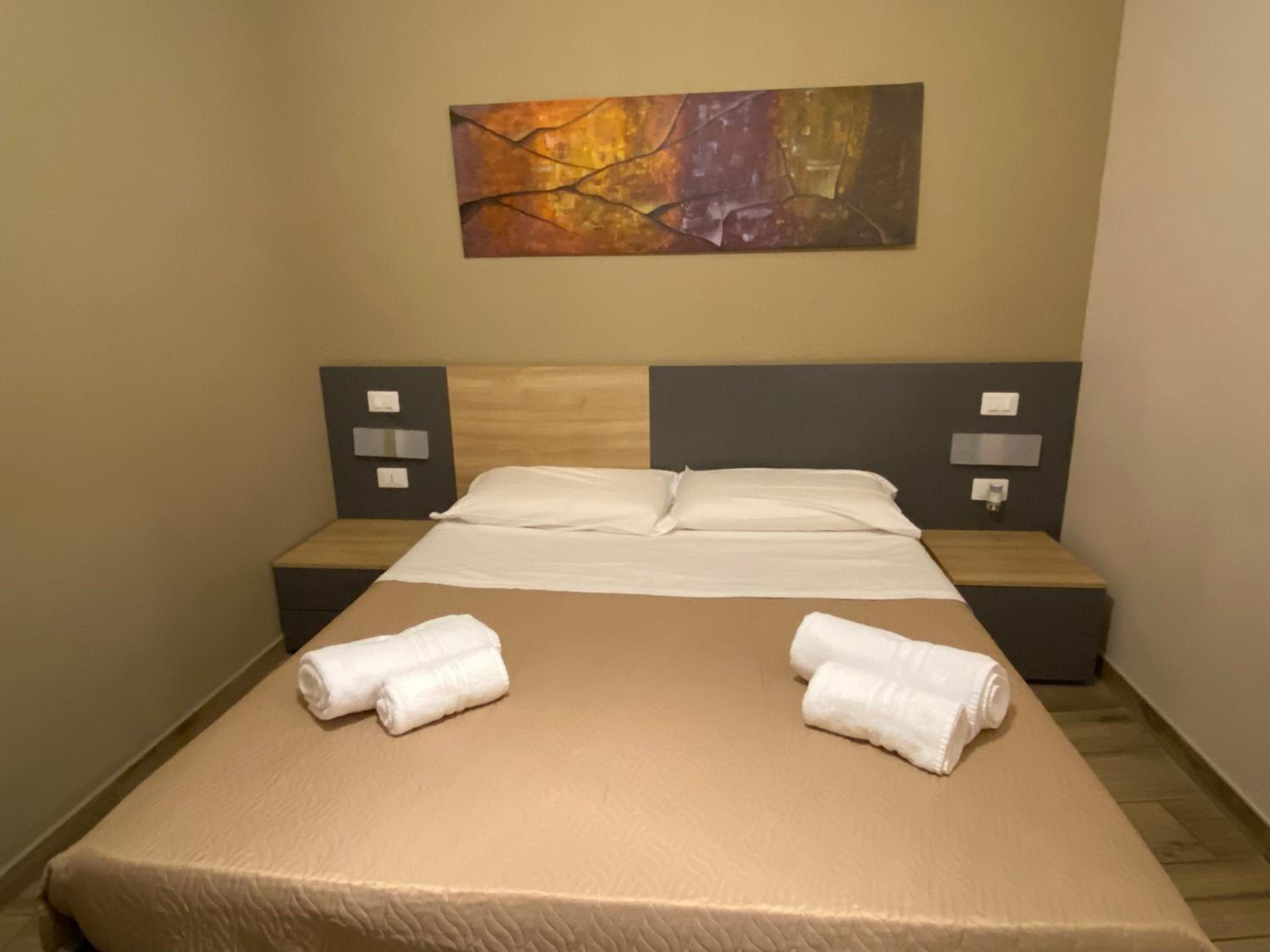 King Room with Balcony - Photo 17