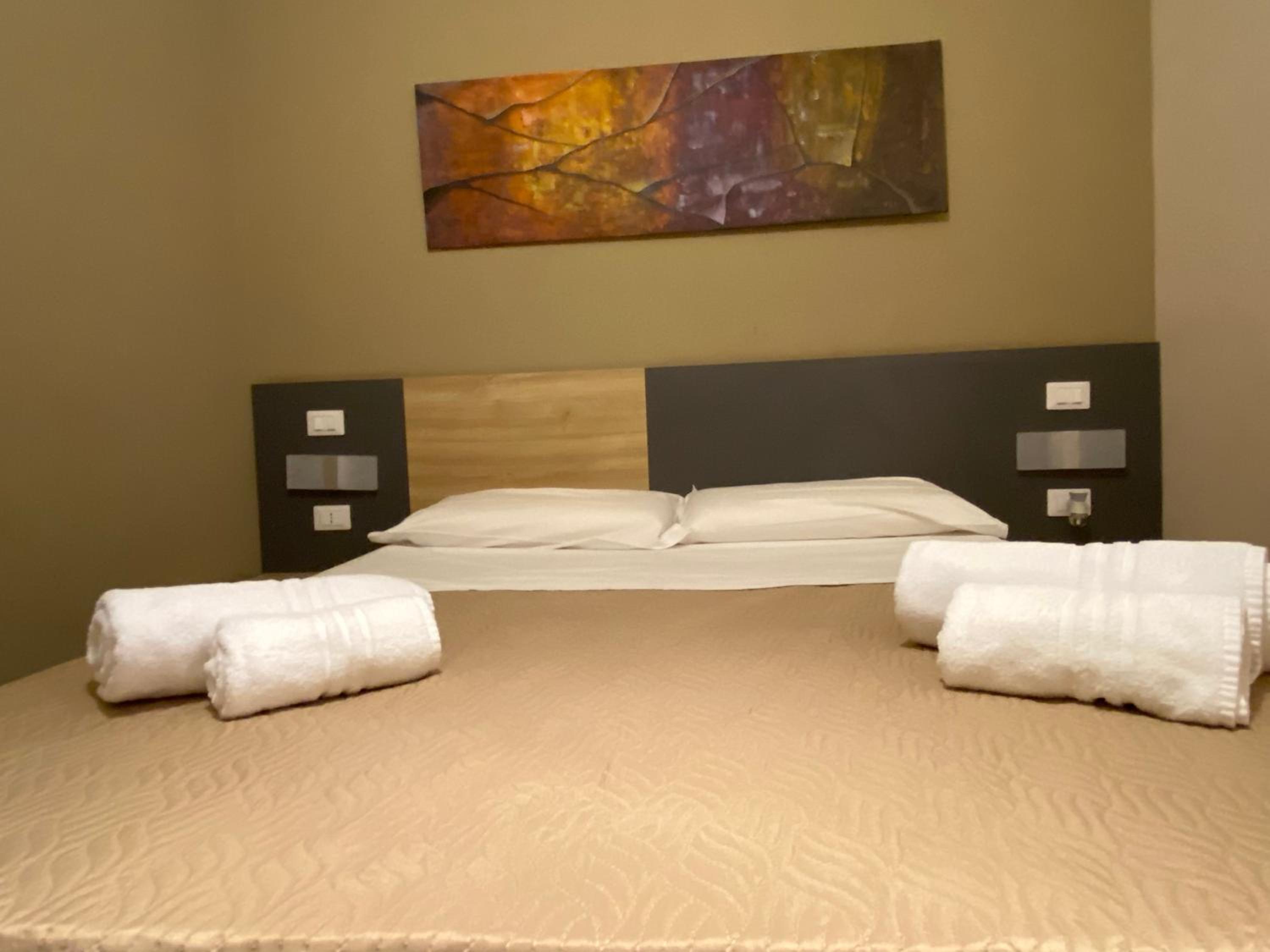 King Room with Balcony - Photo 18