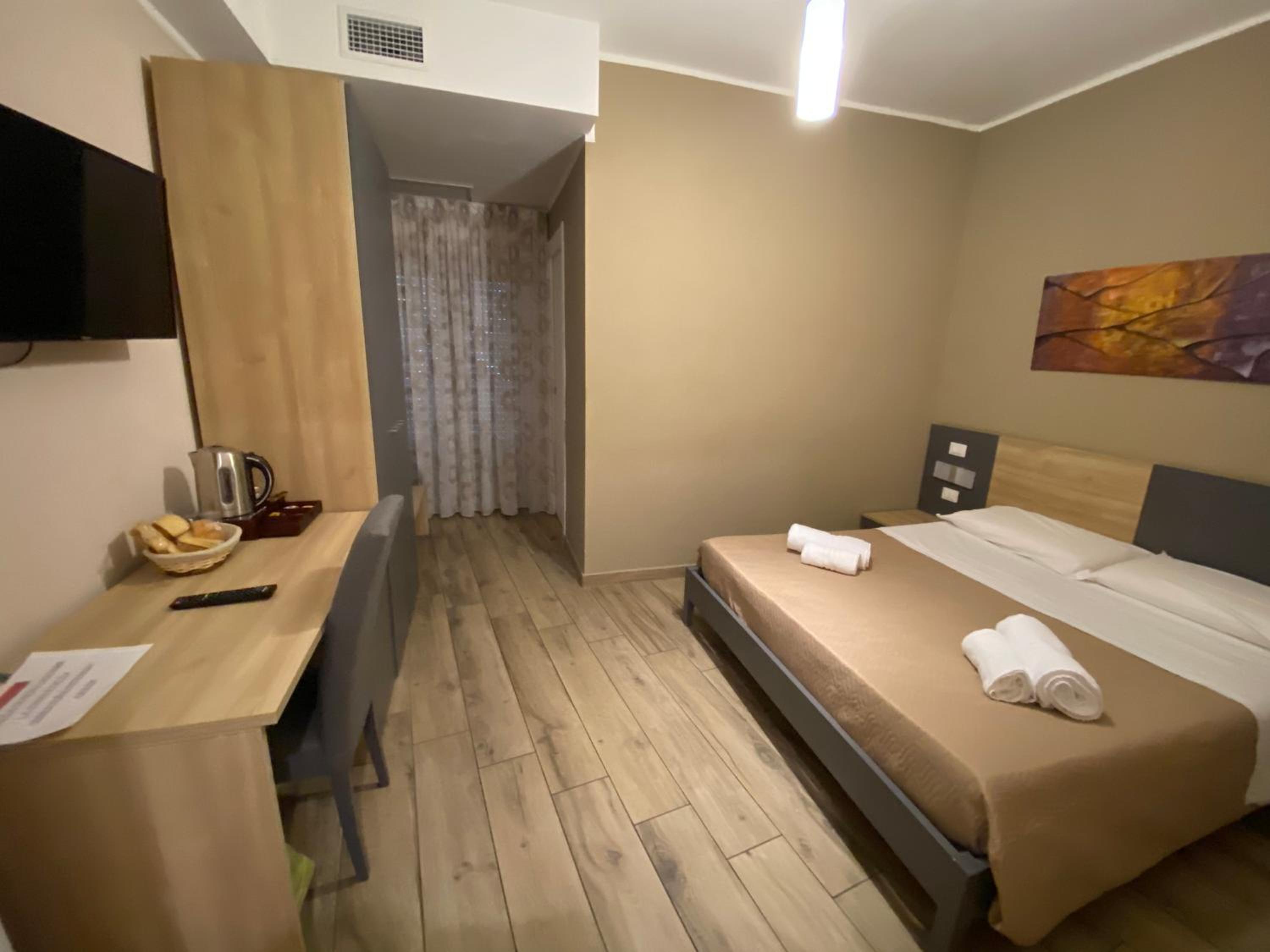 King Room with Balcony - Photo 16