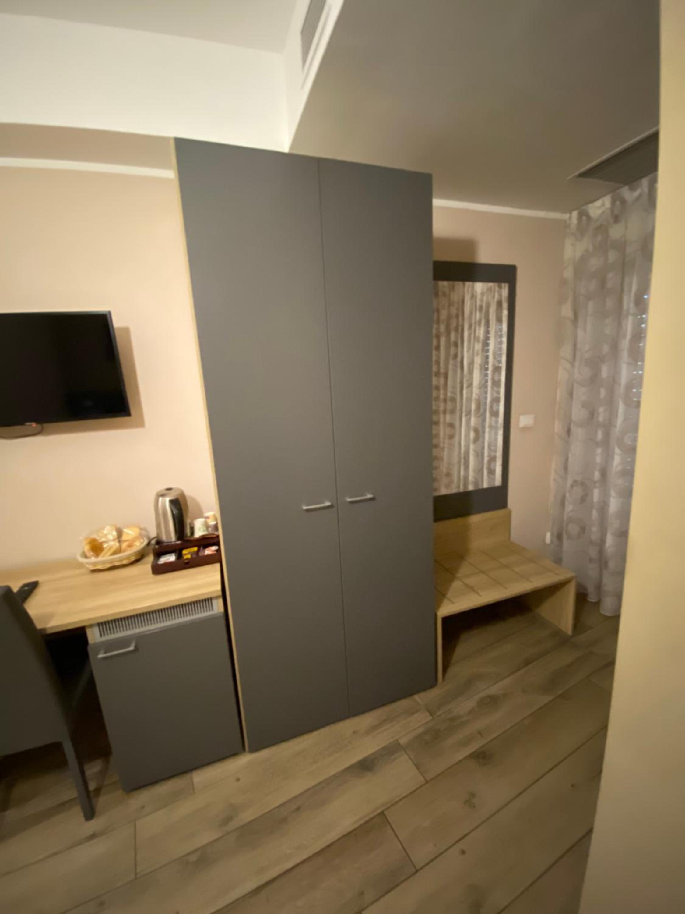 King Room with Balcony - Photo 12