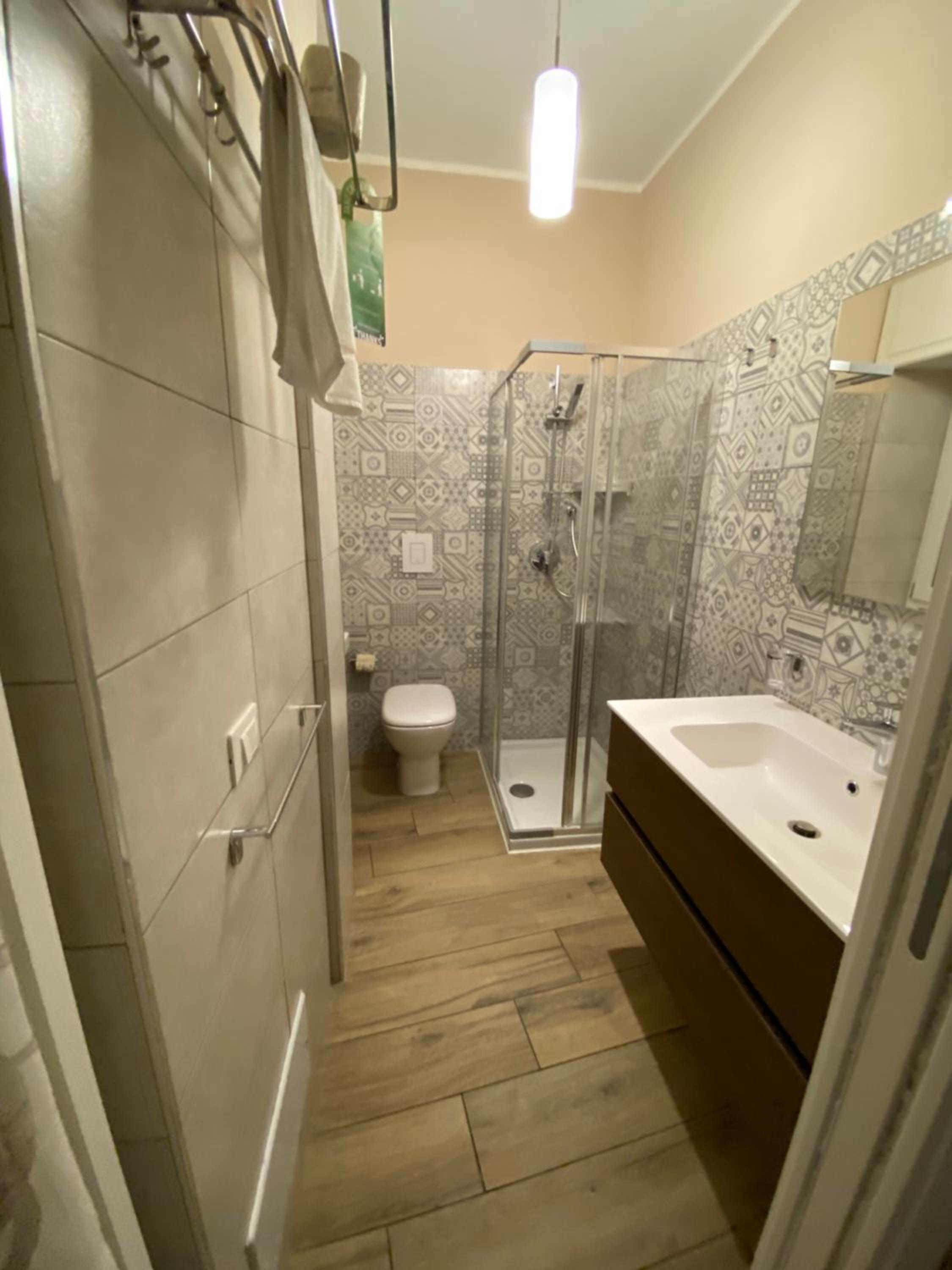 King Room with Balcony - Photo 7
