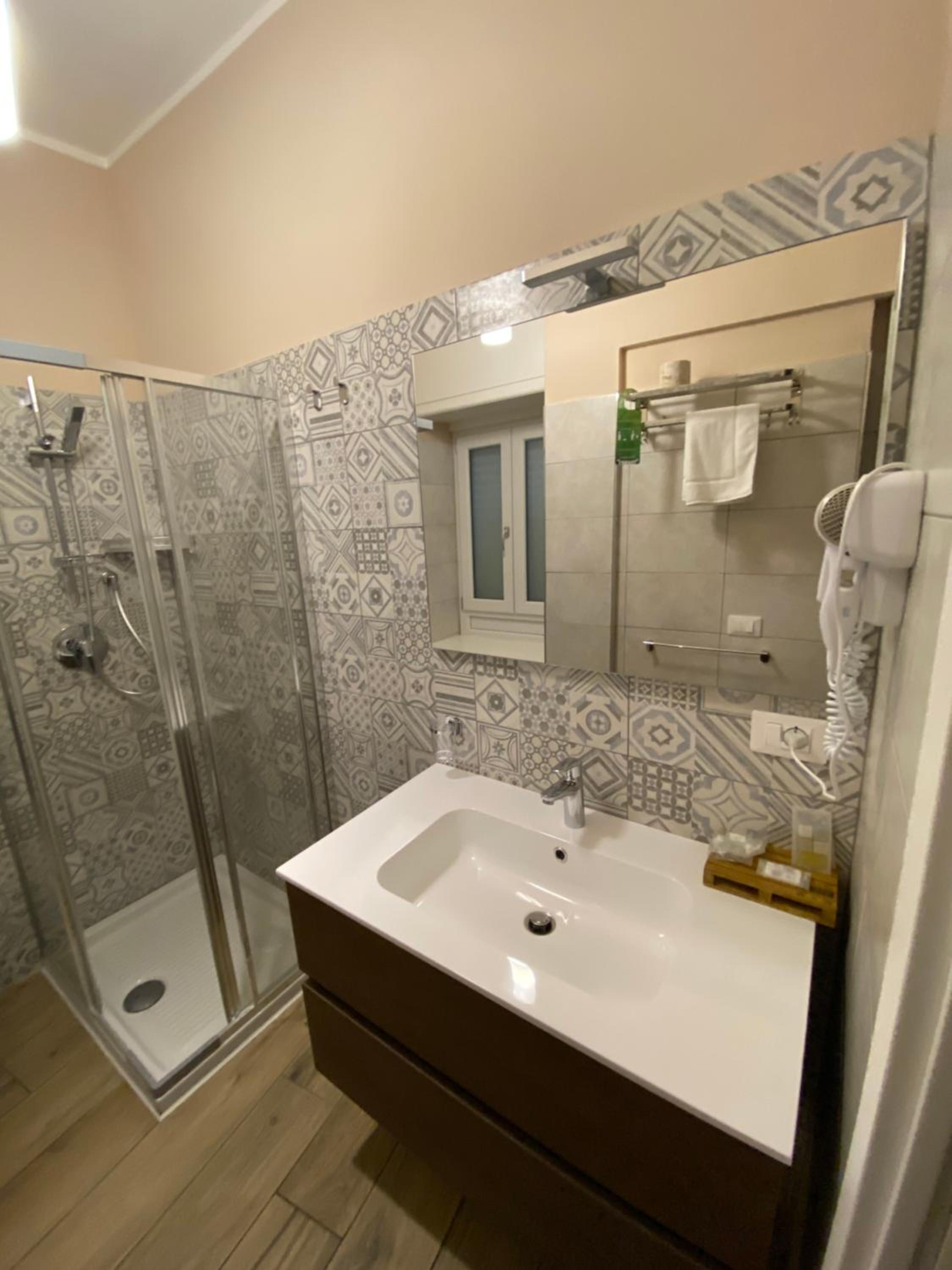 King Room with Balcony - Photo 6
