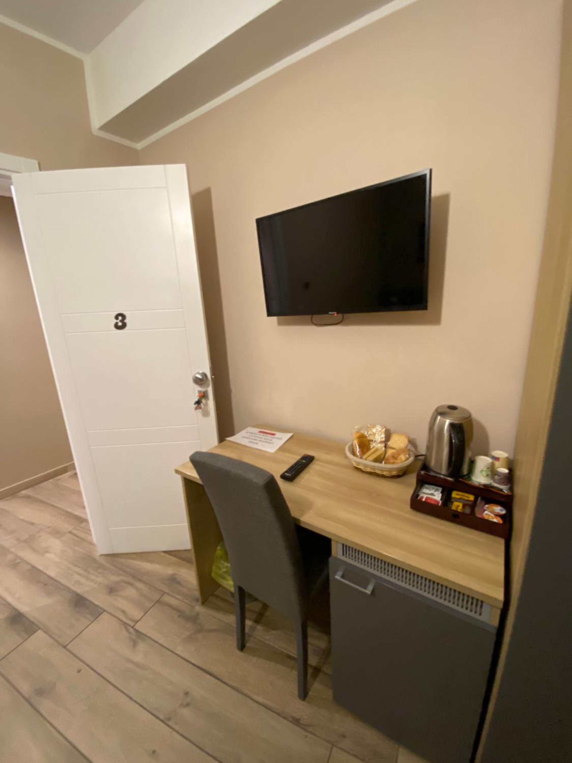 King Room with Balcony - Photo 14