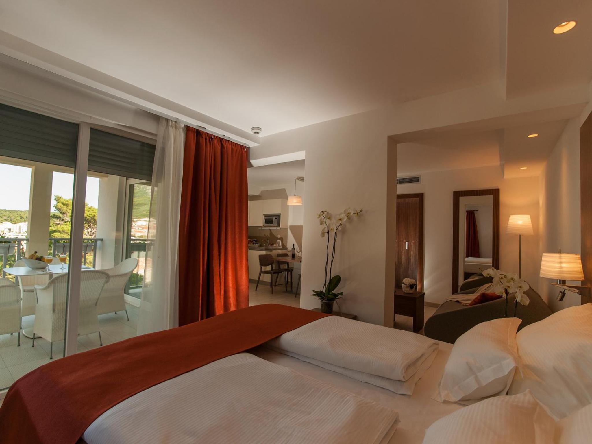 Studio with Balcony with Park View