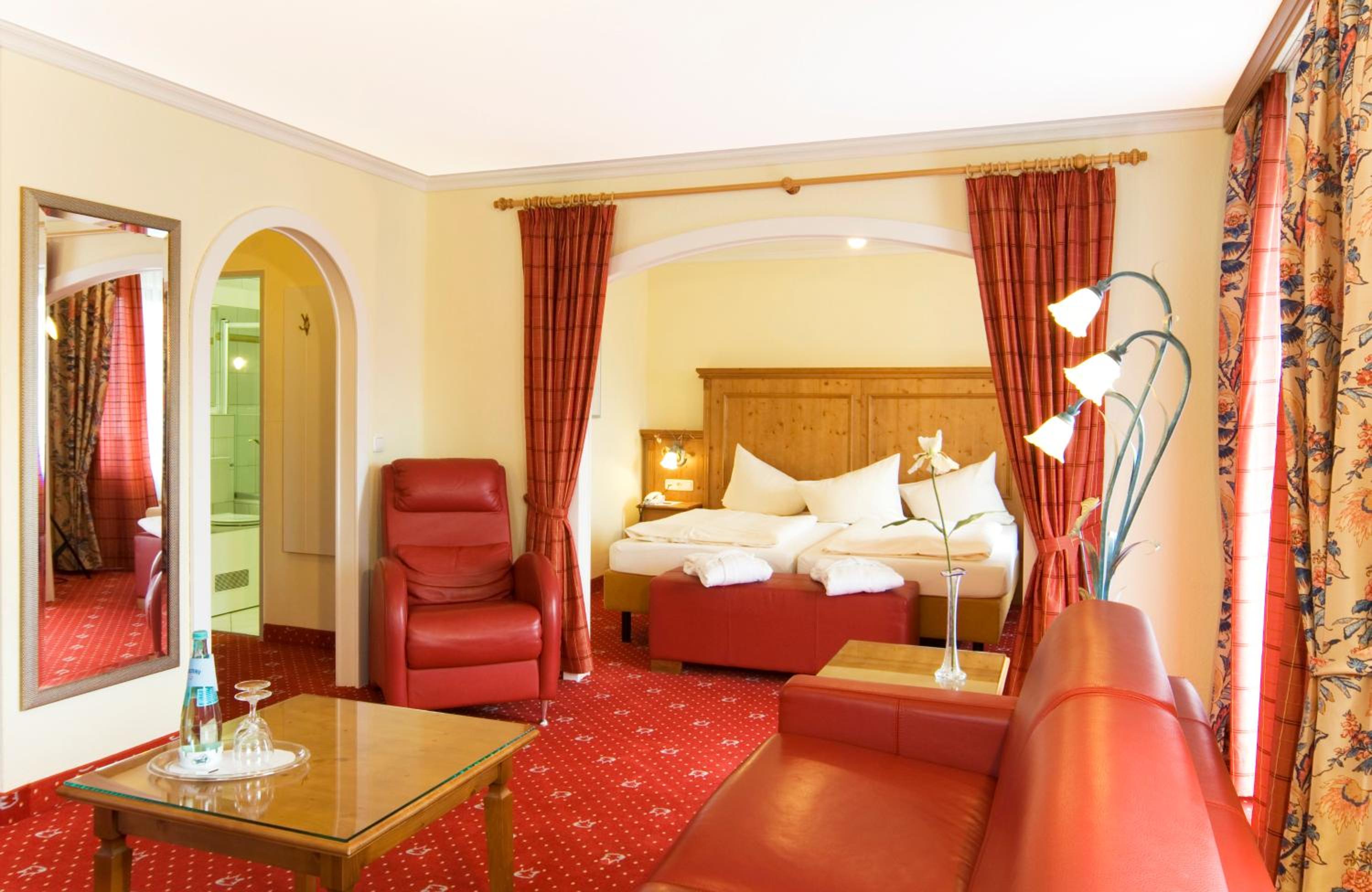 Junior Suite with Balcony - Photo 4