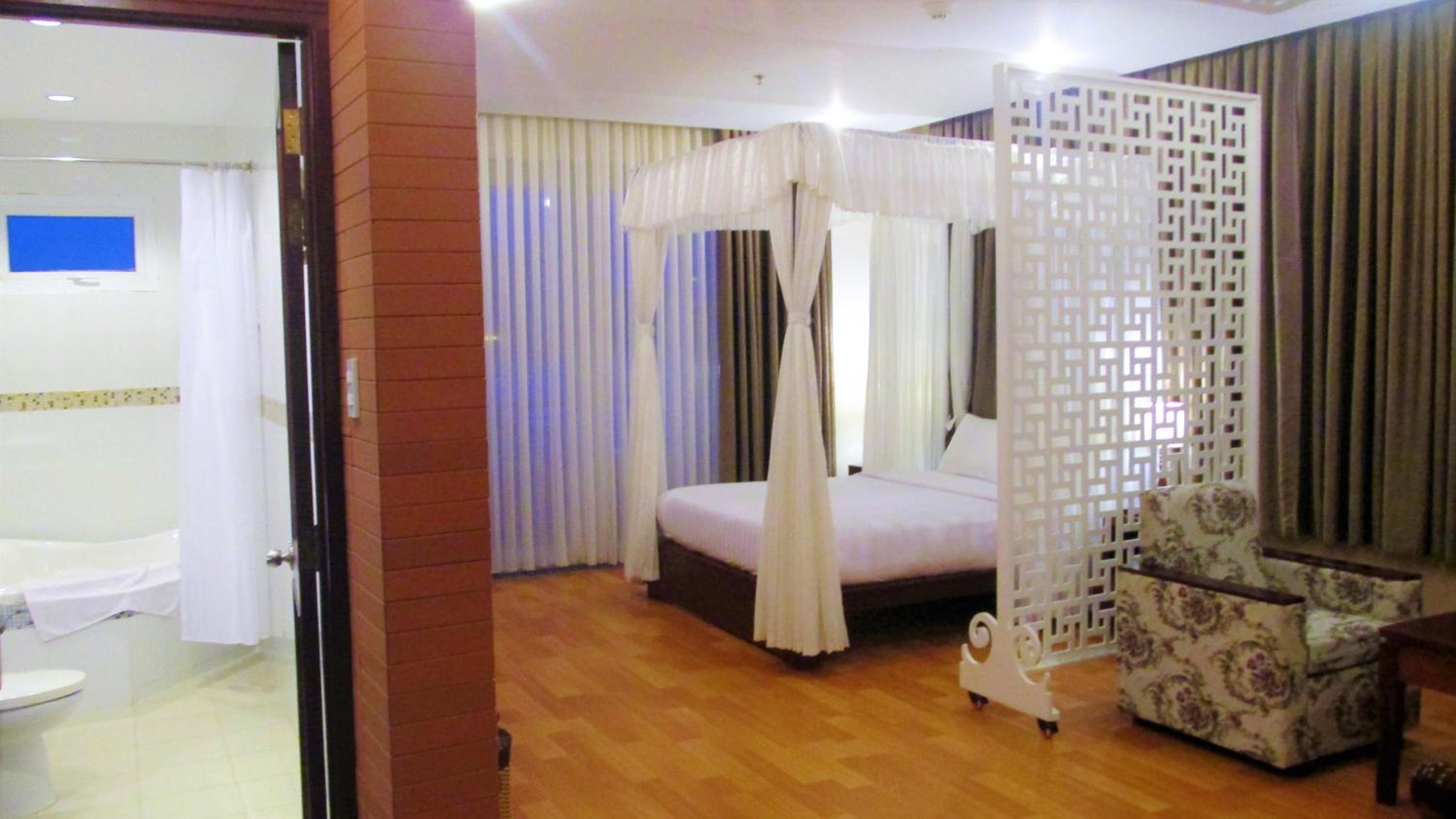 Deluxe Double Room with Balcony photo 2